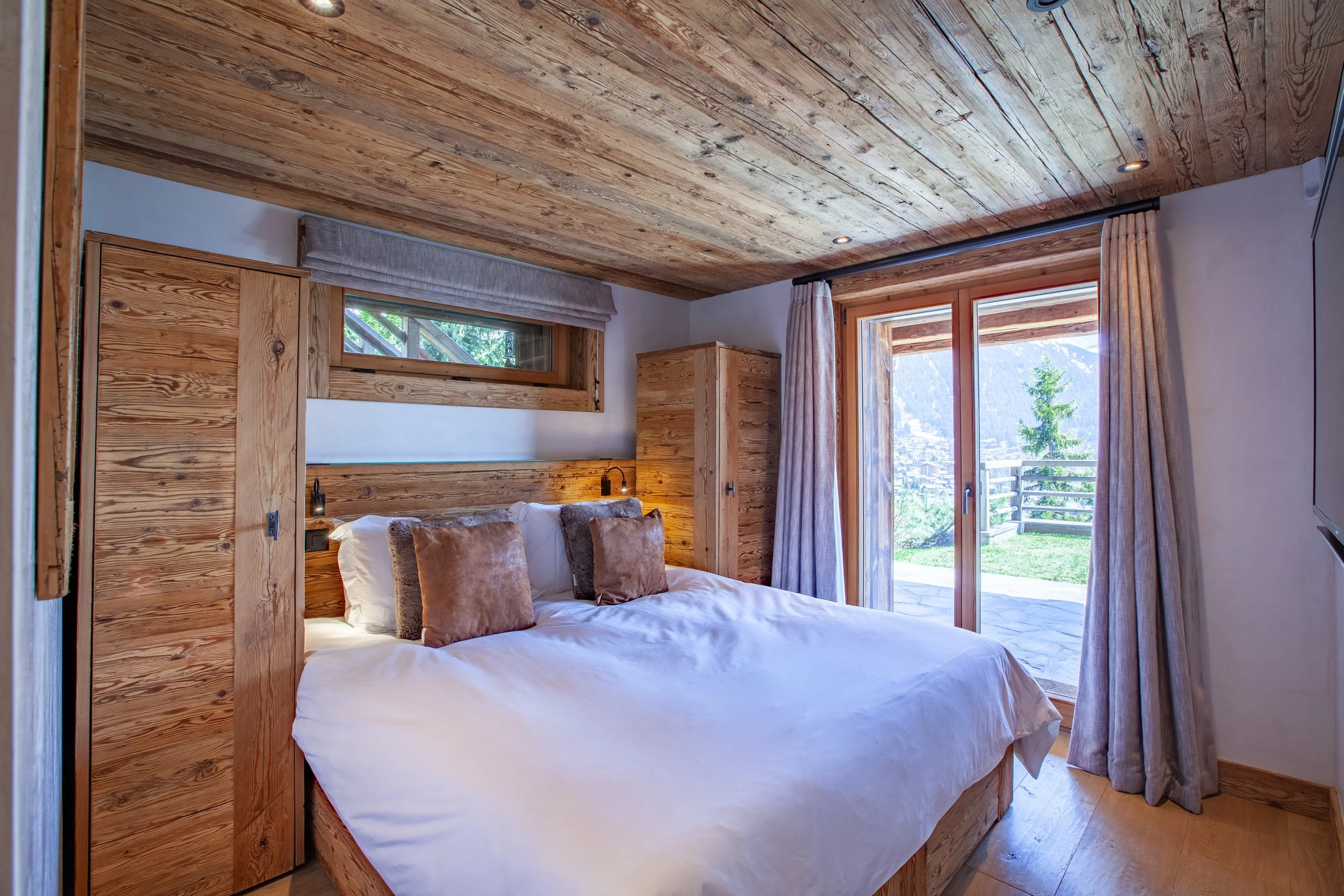Bedroom with king size bed splitting into twin singles, private terrace and panoramic mountain views, Chalet la Vigne Verbier Switzerland
