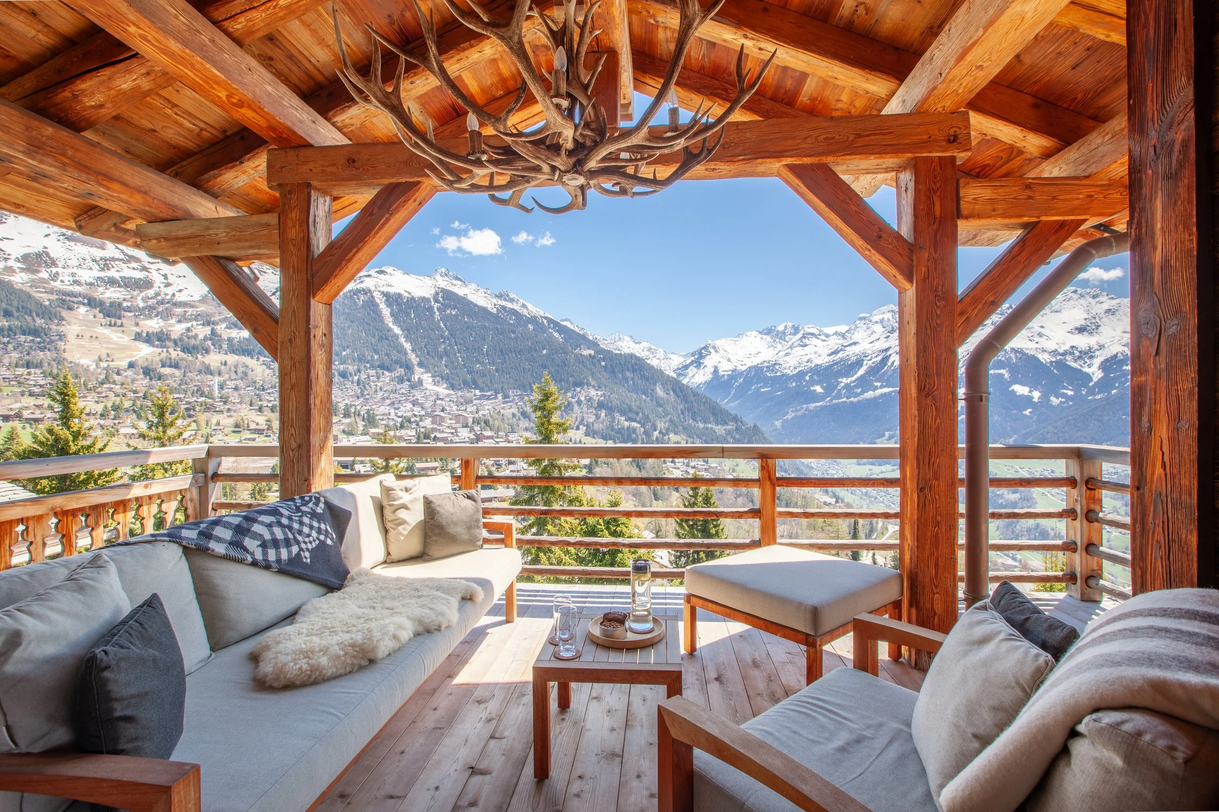 Covered terrace with outdoor furniture and panoramic Alpine views, Chalet la Vigne Verbier Switzerland