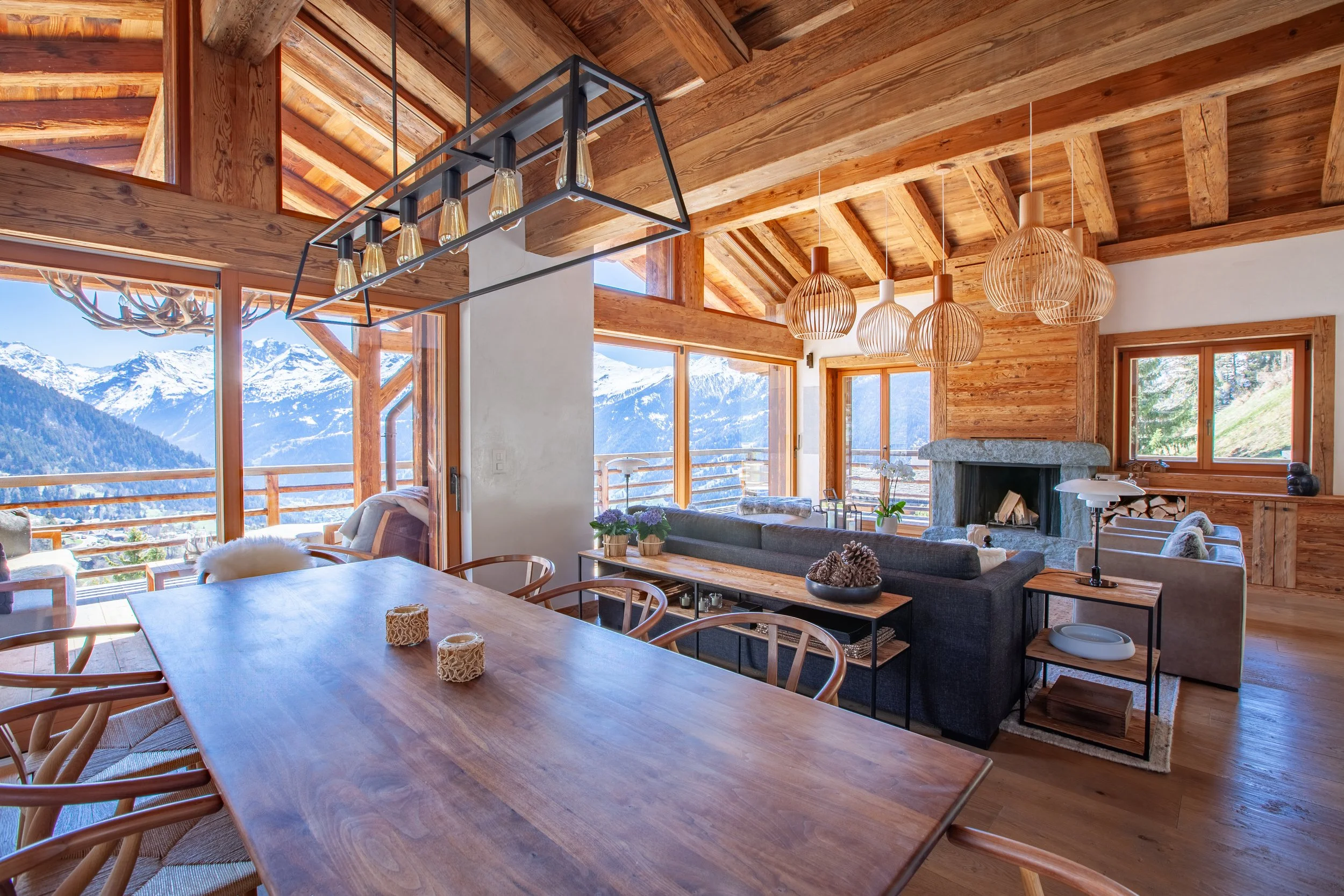 Dining area with wraparound panoramic mountain views, Chalet la Vigne Verbier luxury ski chalet Switzerland