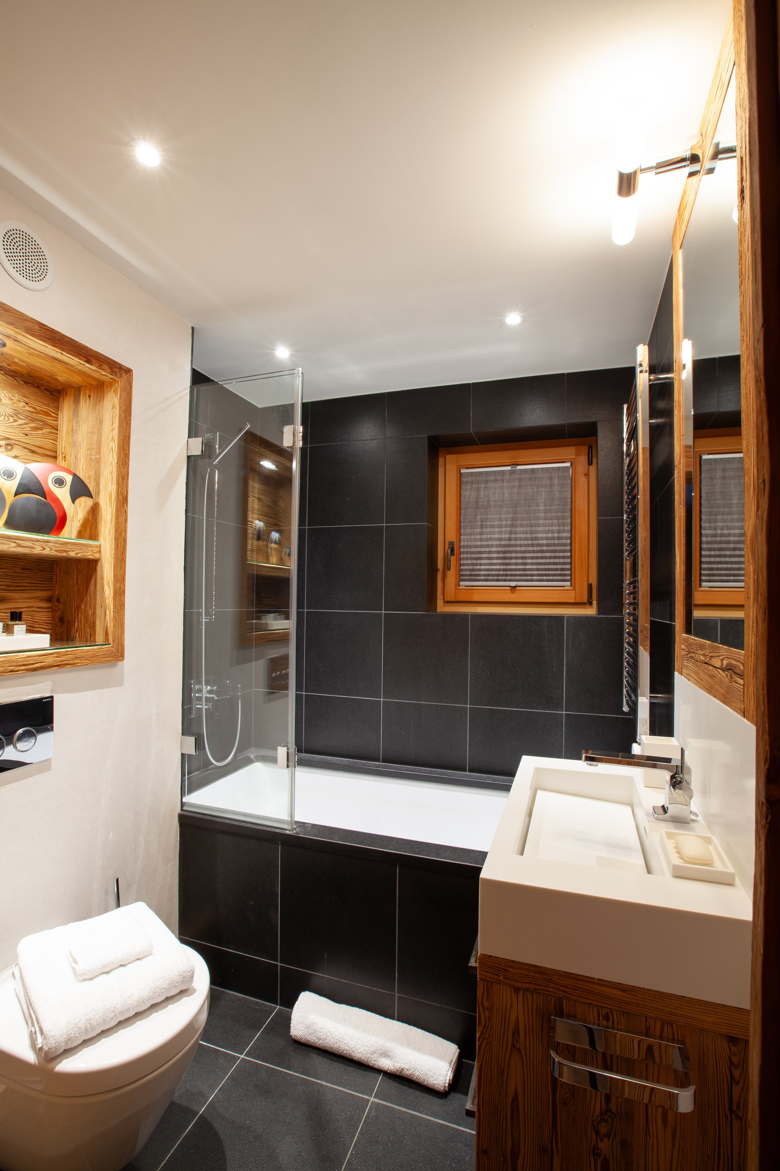 Ensuite bathroom with bathtub, luxury ski chalet Chalet la Vigne Verbier Switzerland