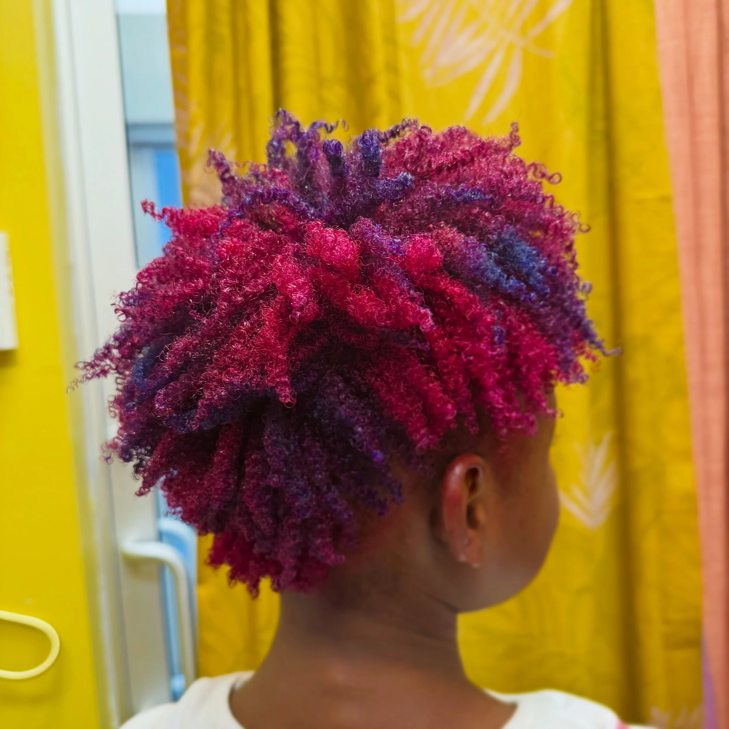 A whimsical little fairy came in for a fresh new look, and we finished her session with an actual glitter finishing spray @evahairnyc because what&rsquo;s a fairy without a little sparkle? 🧚🏾&zwj;♀️✨

Color, curl definition, and a little shimmer to