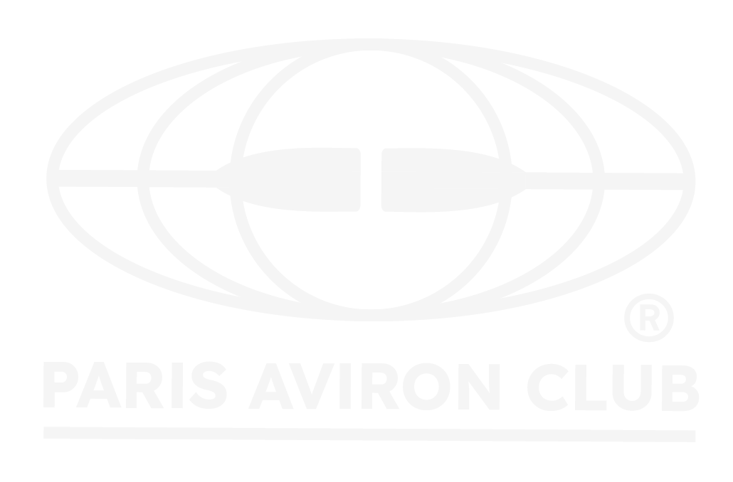 Logo blanc du Paris Aviron Club avec une représentation stylisée d'une rame de bateau d'aviron devant un globe terrestre, sur fond noir.