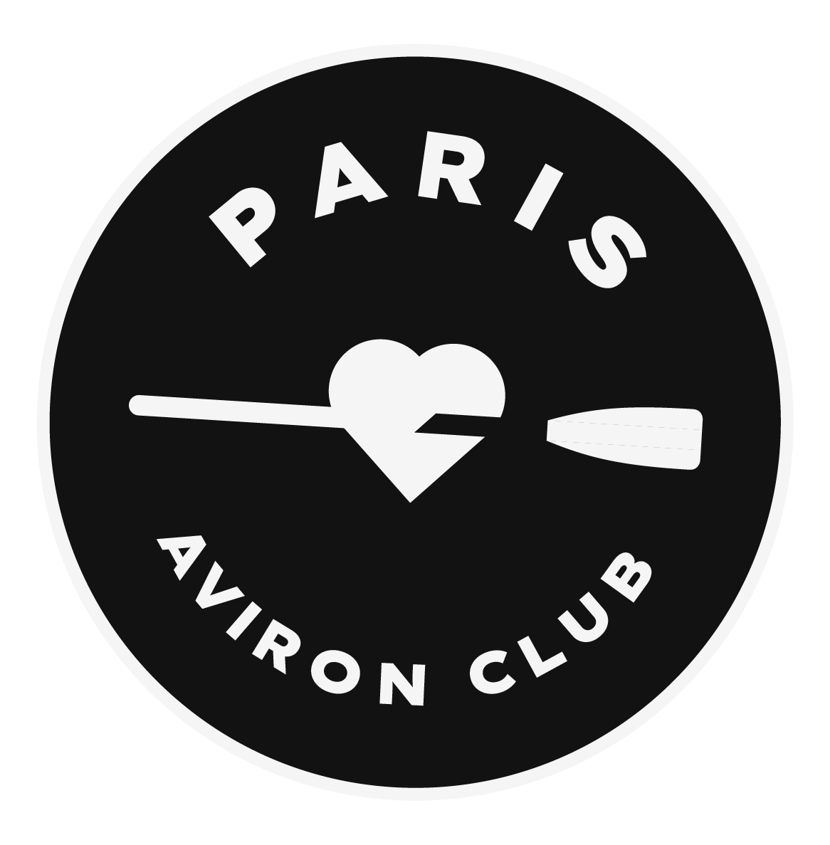 Logo en forme de cercle noir avec un fond blanc, comprenant un indicateur de vitesse d'avion, un cœur au centre avec une aile, et le texte 'PariS' en haut et 'Aviron Club' en bas.