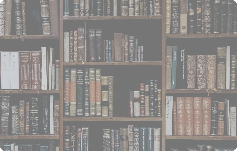 Estantes de livros velhos e bem conservados em uma biblioteca ou livraria.