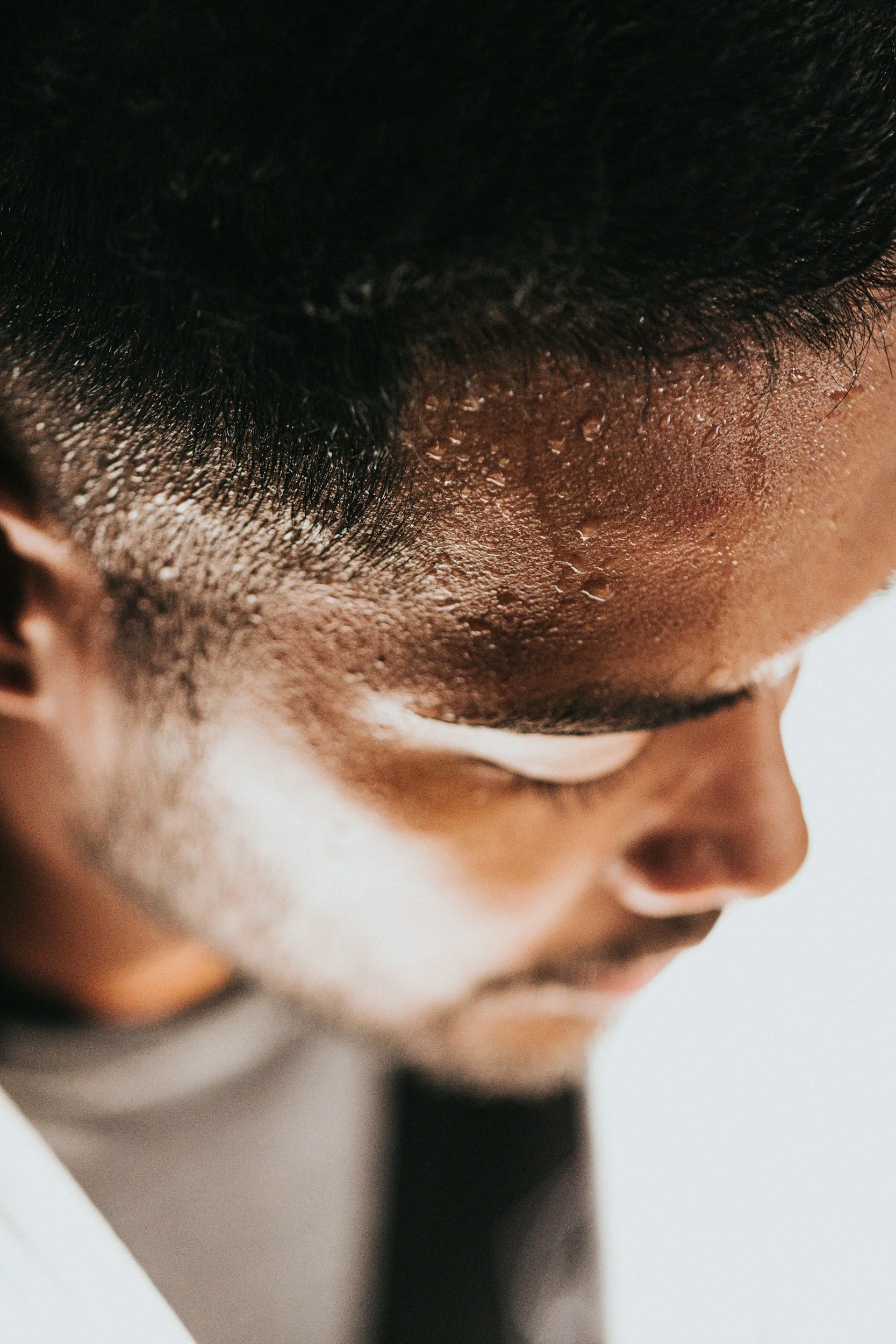 Primer plano de la piel del rostro de una persona con cerebro líquido visible y cabello oscuro.