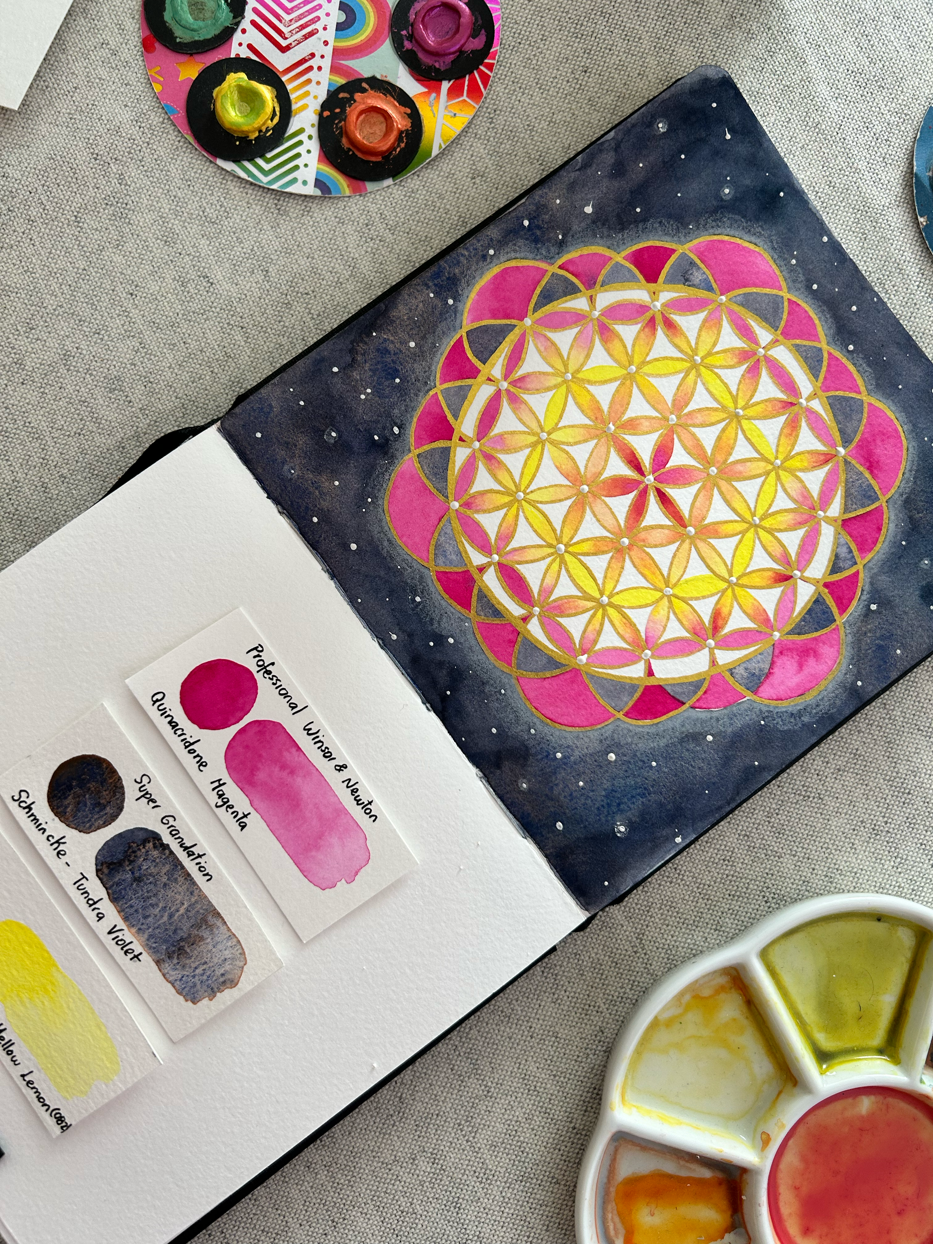 Ejercicio de acuarela con patrón geométrico y colores vibrantes.