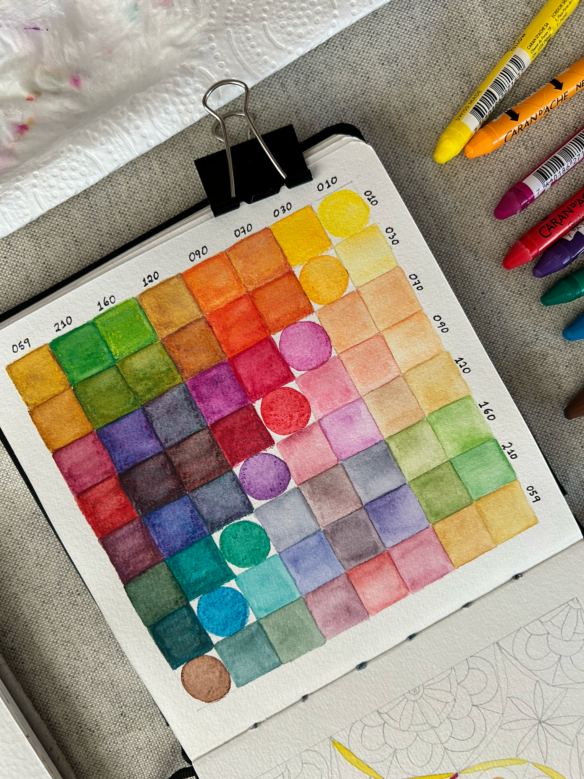 Carta de color en acuarela con mezclas y muestras pintadas a mano.