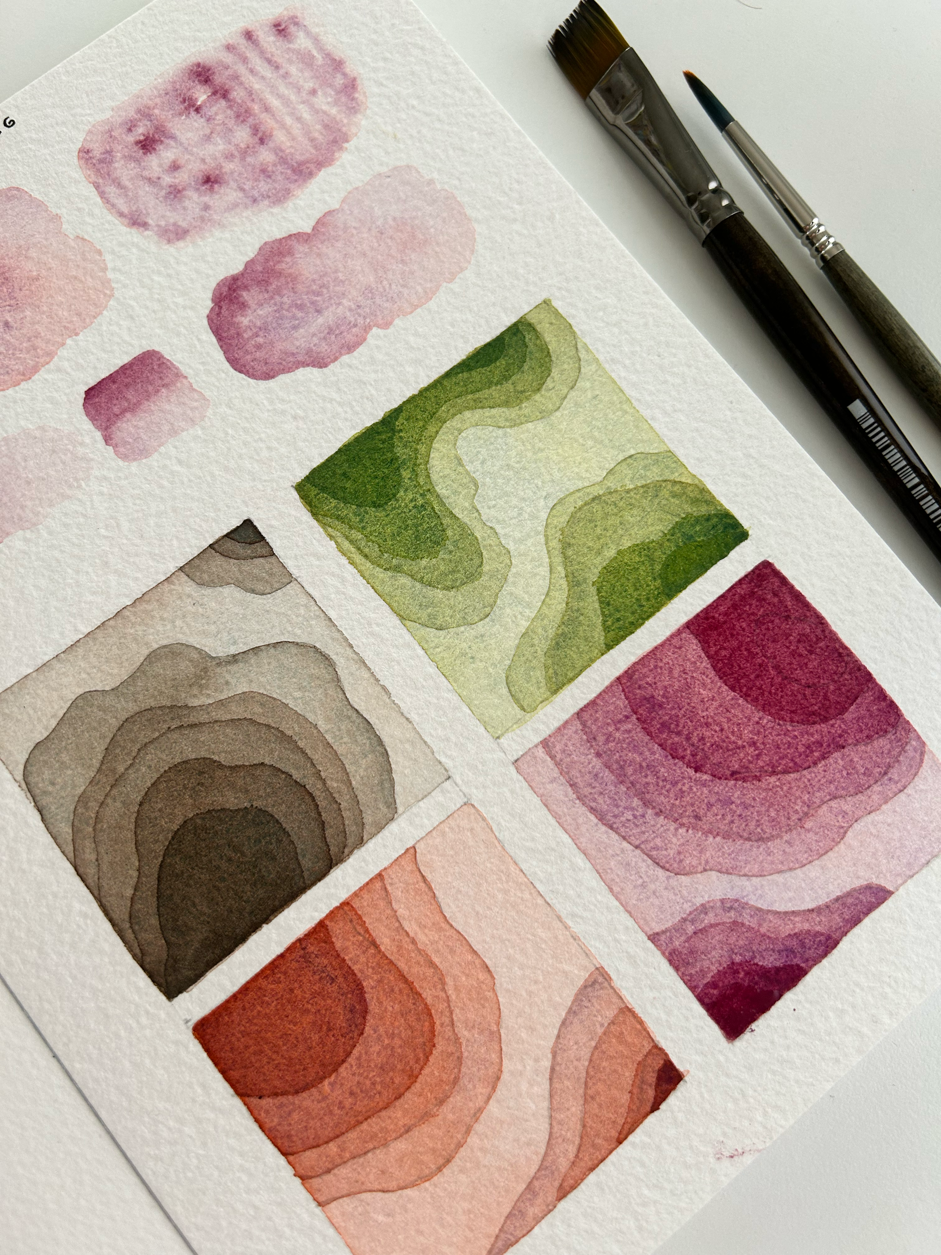 Ejercicios de acuarela con degradados, formas orgánicas y muestras de color.