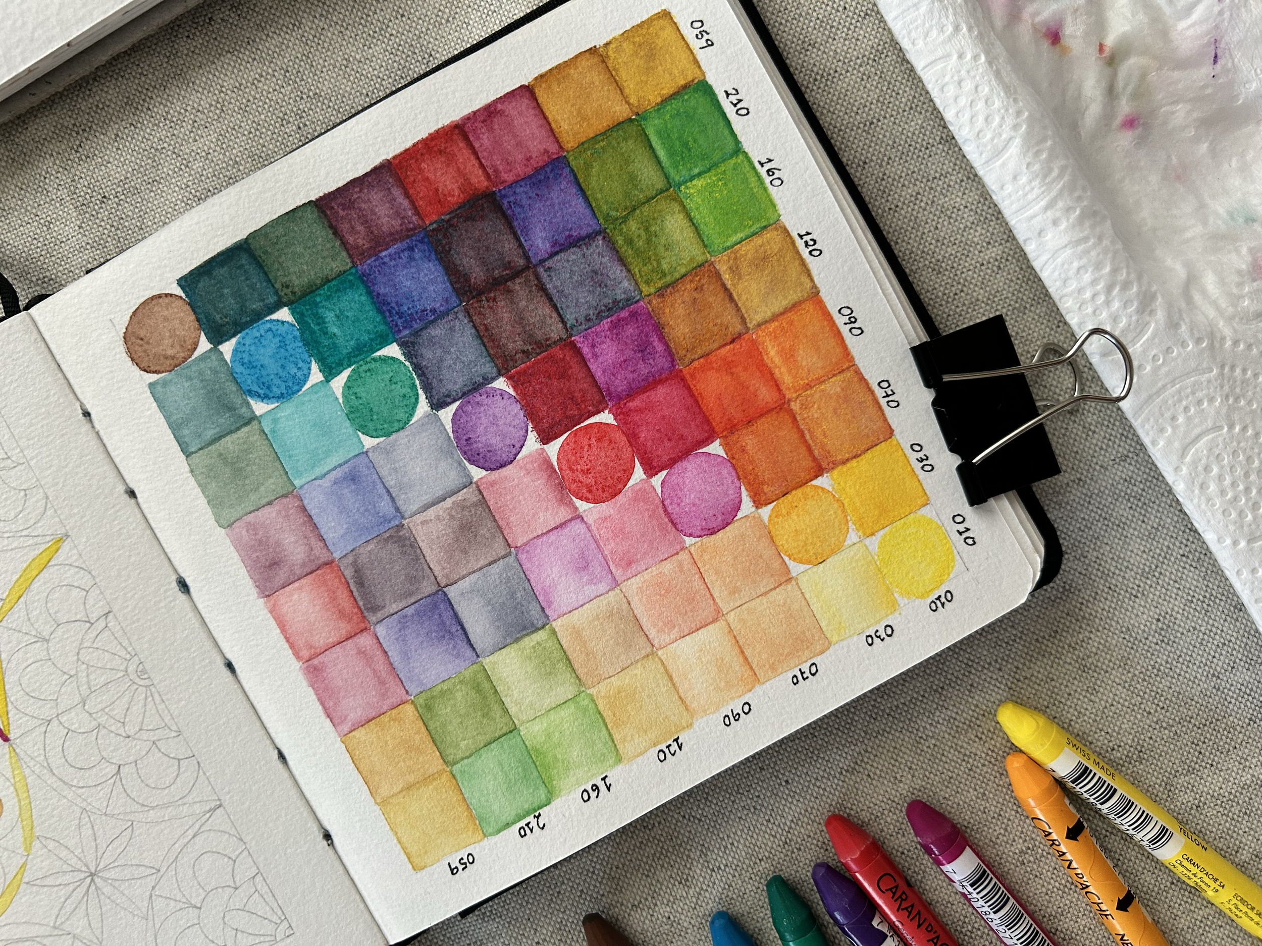 Carta de color en acuarela con mezclas y muestras pintadas a mano.