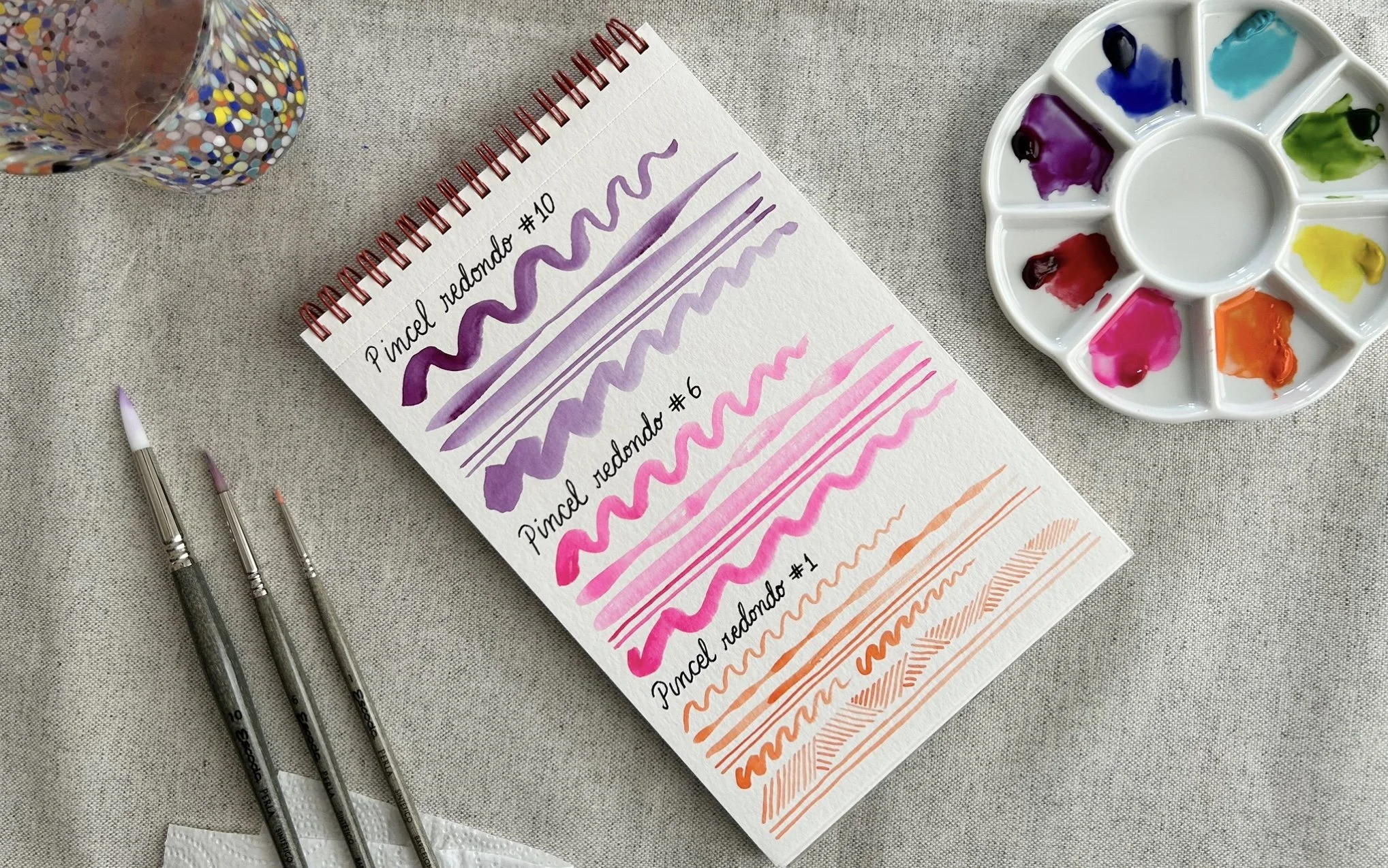 Pruebas de color con rotuladores y materiales creativos para ilustración.