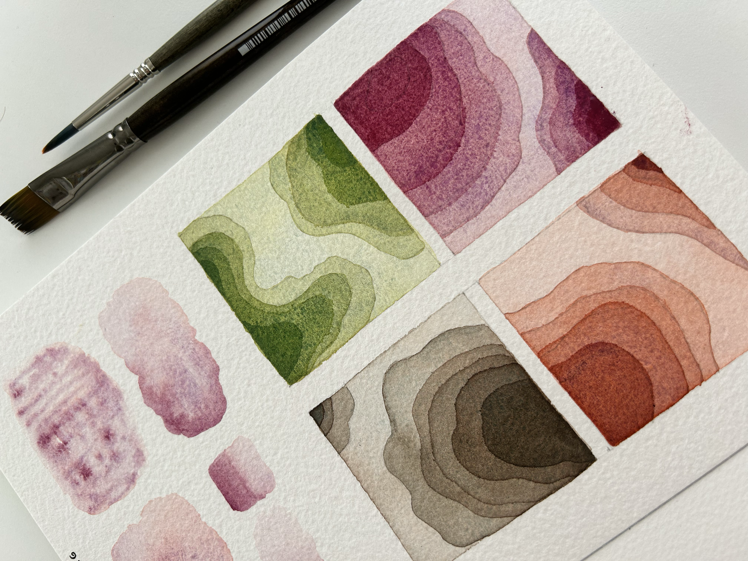 Ejercicios de acuarela con degradados, formas orgánicas y muestras de color.