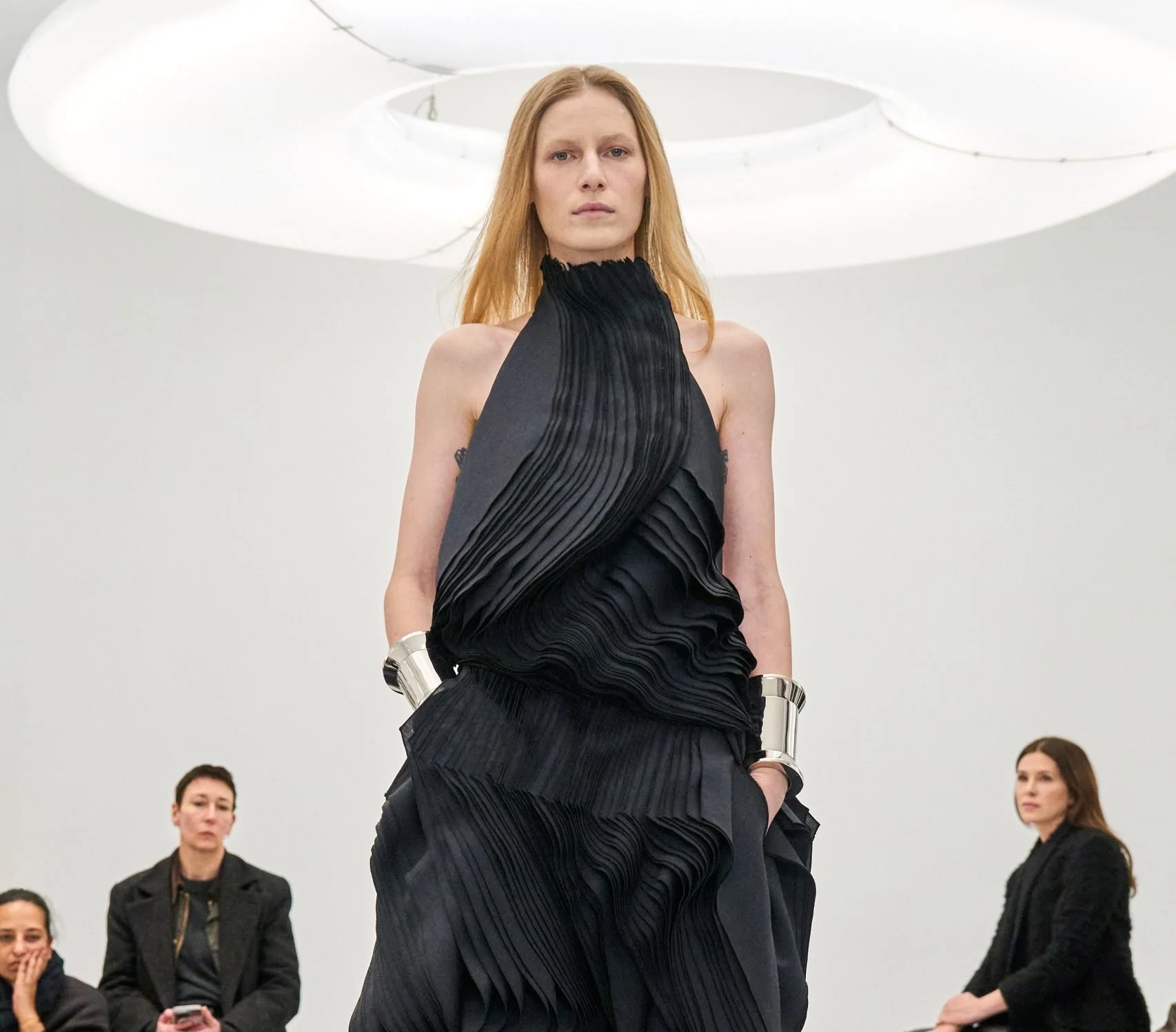 ALAÏA FW24: A quiet collection where the curves of the women are embraces with Merino Wool