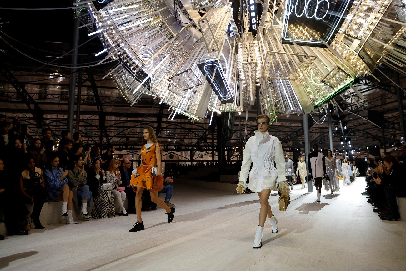 Louis Vuitton Unveils Captivating Fall/Winter 2024 Collection at the Iconic Louvre Museum