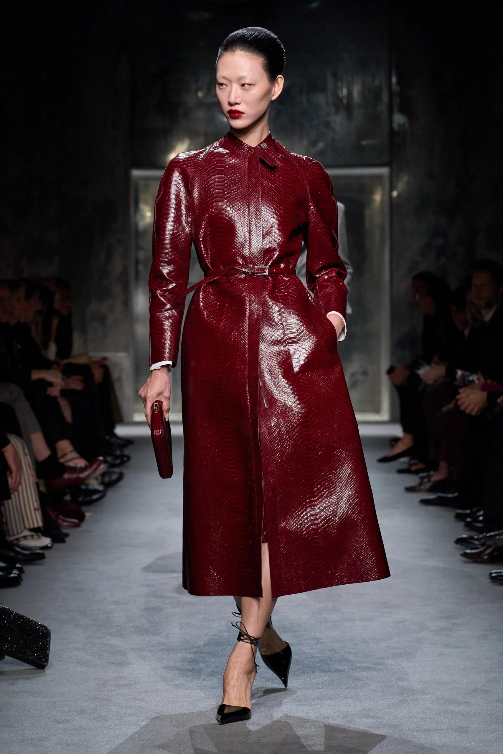 TOM FORD FW25: A DIGNIFYING CONVERSATION BETWEEN DESIRE AND SEDUCTION