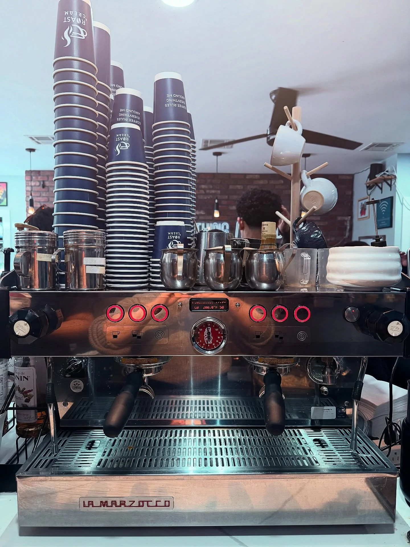 Sunday reset: coffee first, everything else later.

#roastandcream #sunday #latte