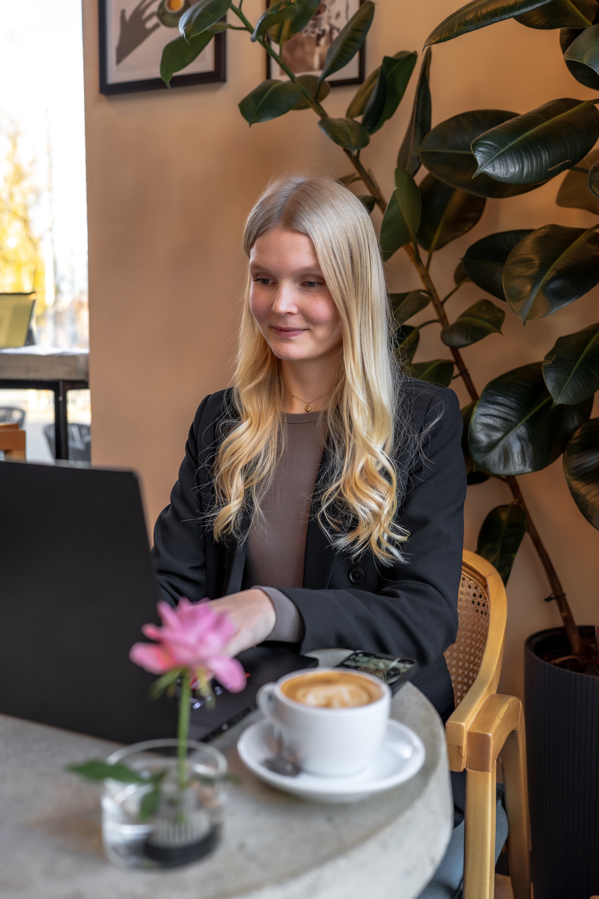 Businessfotos, Frau im Café, Hochzeitsplanerin