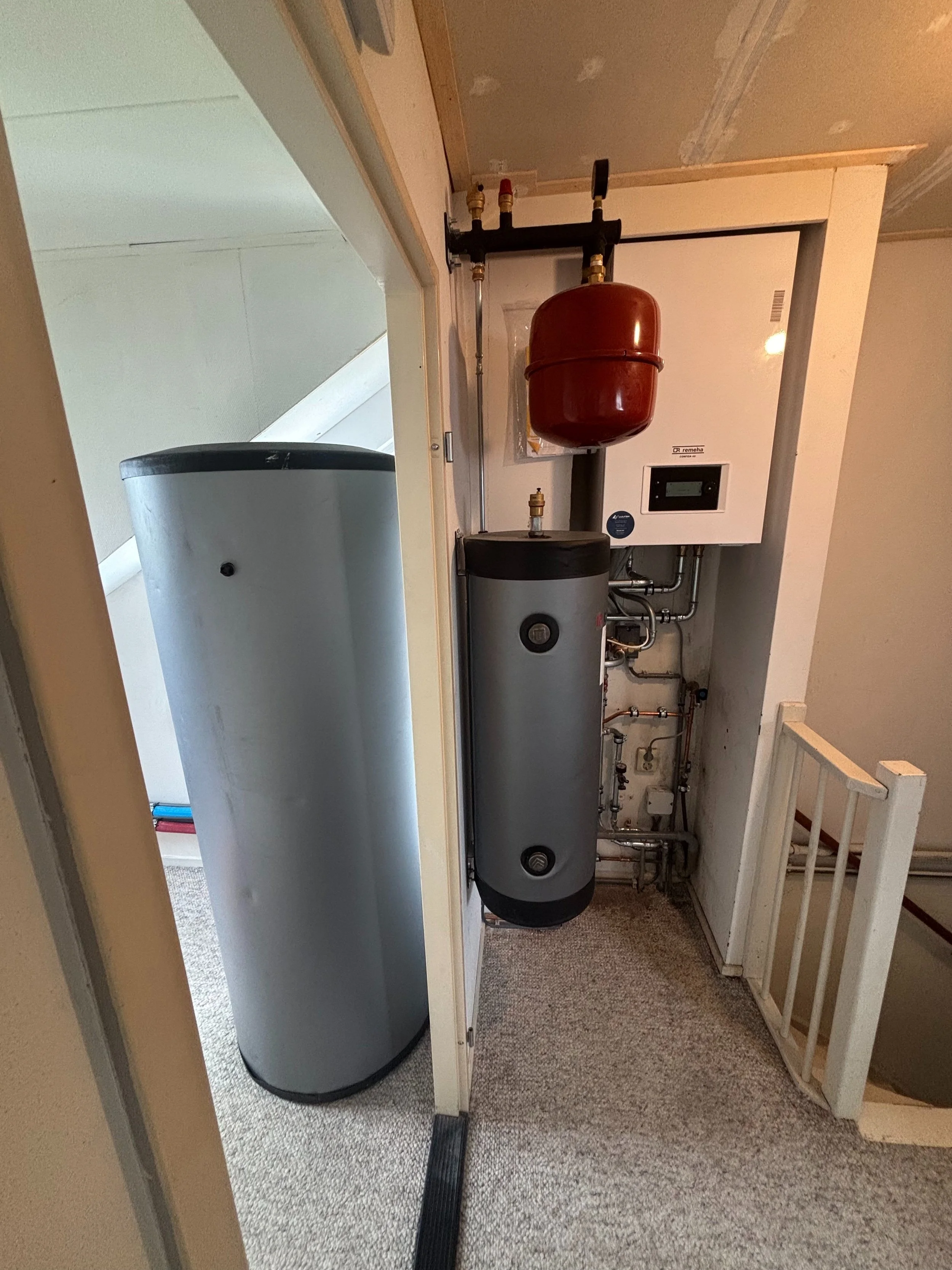 Binnenunit Remeha Mercuria Ace warmtepomp met leidingwerk en expansievat