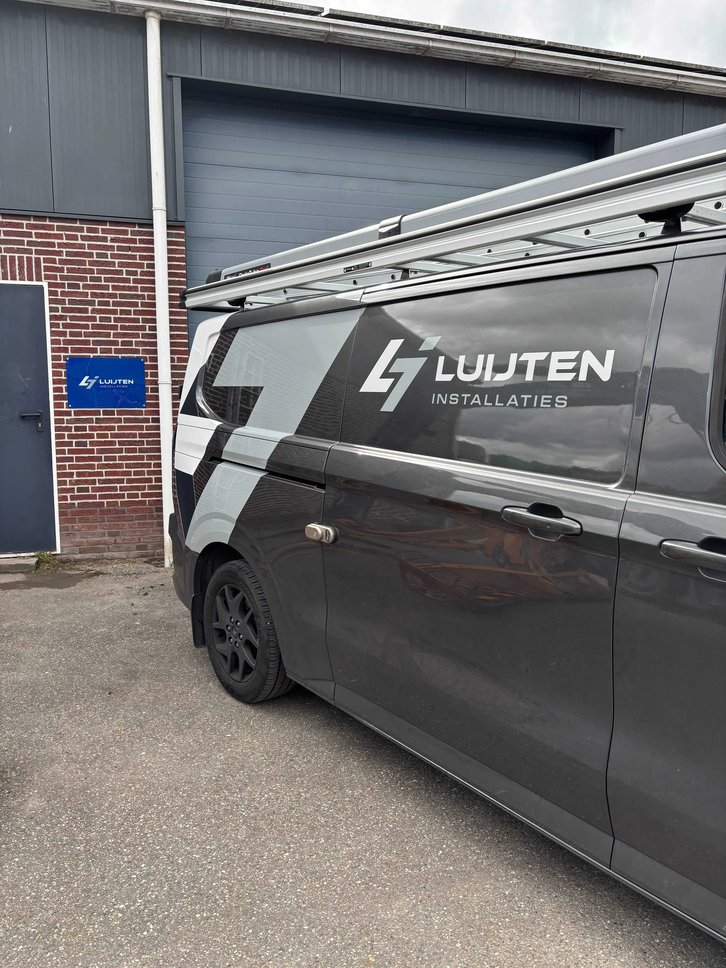 Bedrijfsbus van Luijten Installaties voor het pand