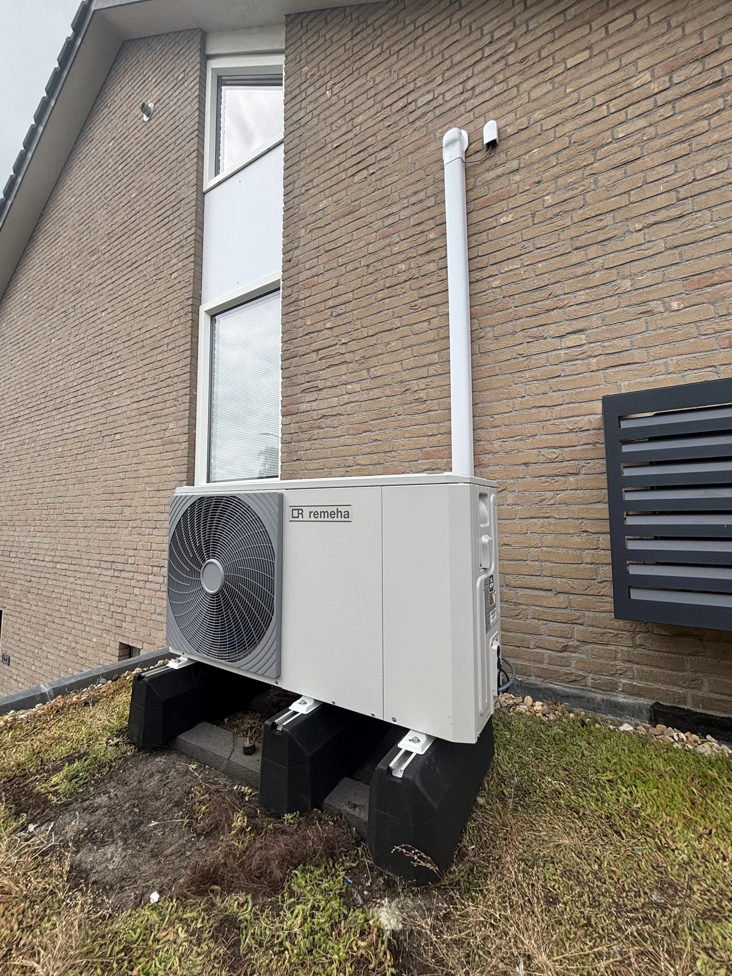 Remeha warmtepomp buitenunit op het dak van een volledig gasloze woning in Woerden