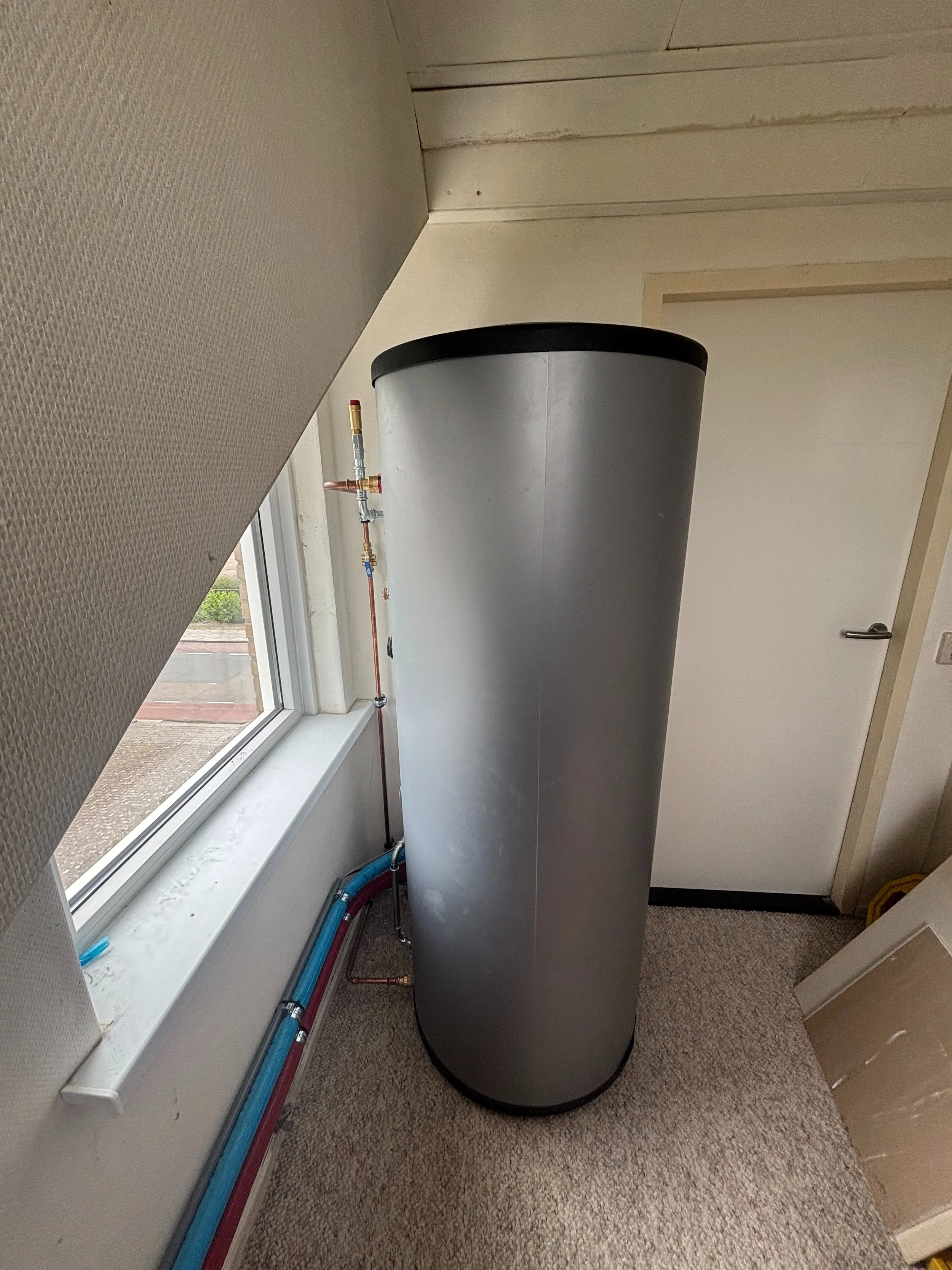 300 liter boiler van de Remeha Mercuria Ace warmtepomp geïnstalleerd op zolder