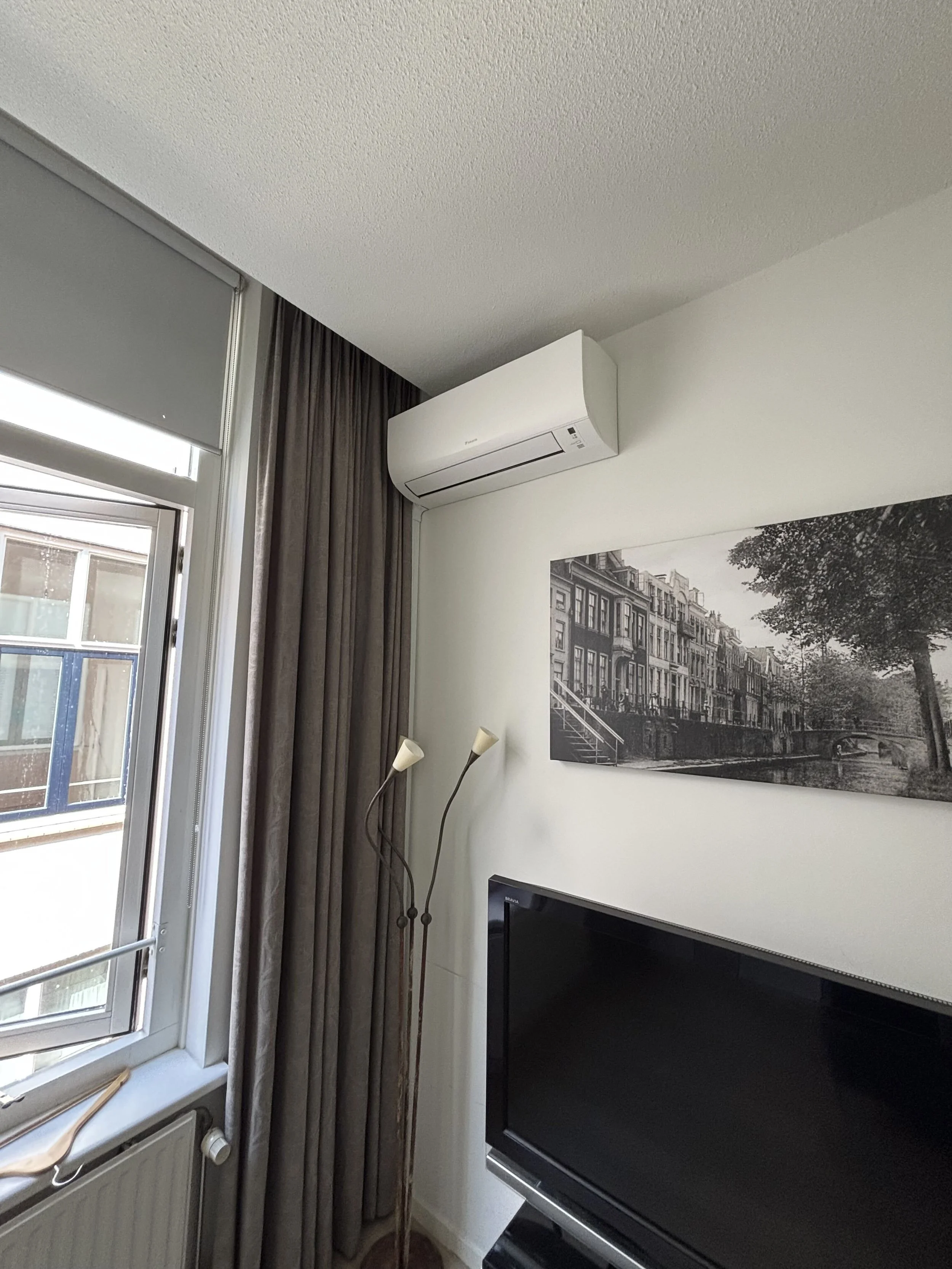 Twee airco’s aan de Nieuwegracht in Utrecht