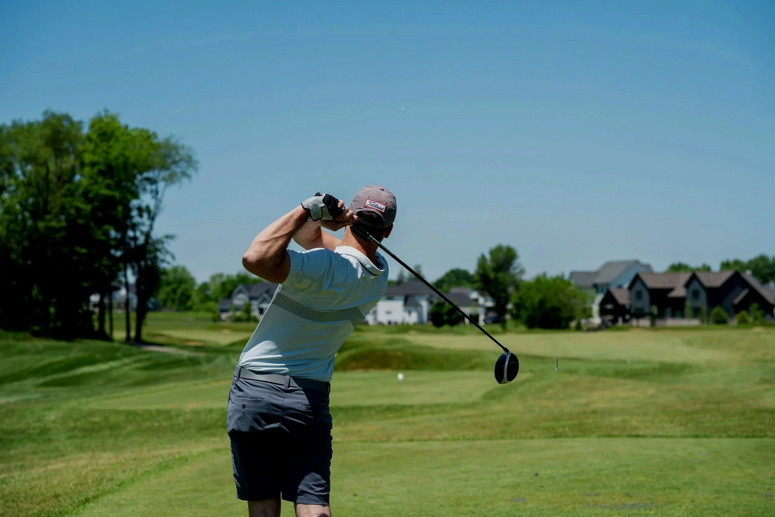 A pain-free former patient of Precision Physical Therapy in Wichita, KS playing golf.