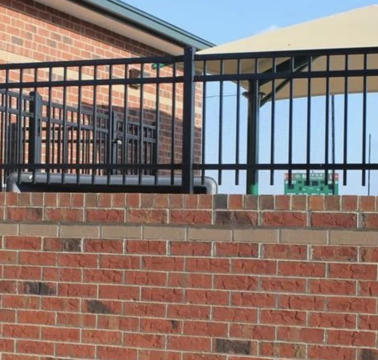 3-Rail Montage Majestic Steel Set On Brick Wall 2