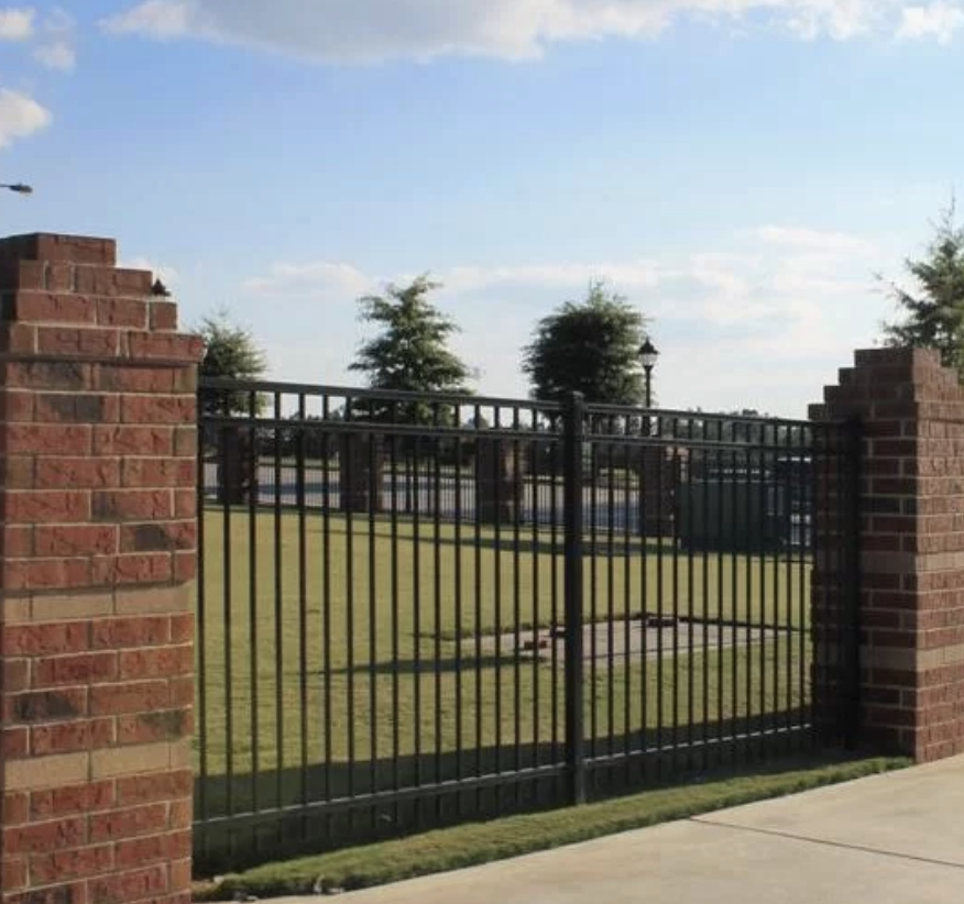 3-Rail Montage Magestic Steel w/ Custom Brick Columns