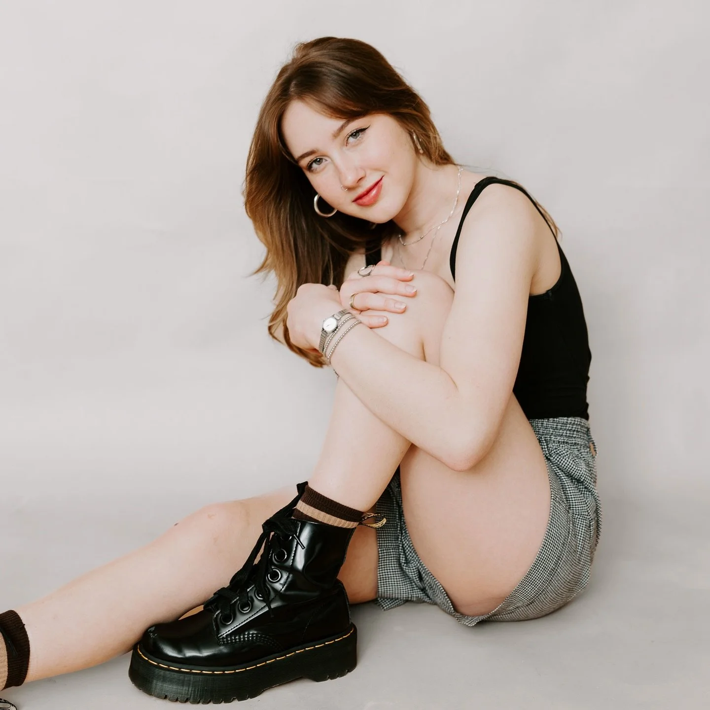 a few shots from a studio shoot 📸 

if you&rsquo;ve ever felt stressed about shooting outside (hi florida girls 🙃), this is your sign to consider a studio session

it&rsquo;s simple, calm, and lets you be the focus

if you&rsquo;re interested in bo