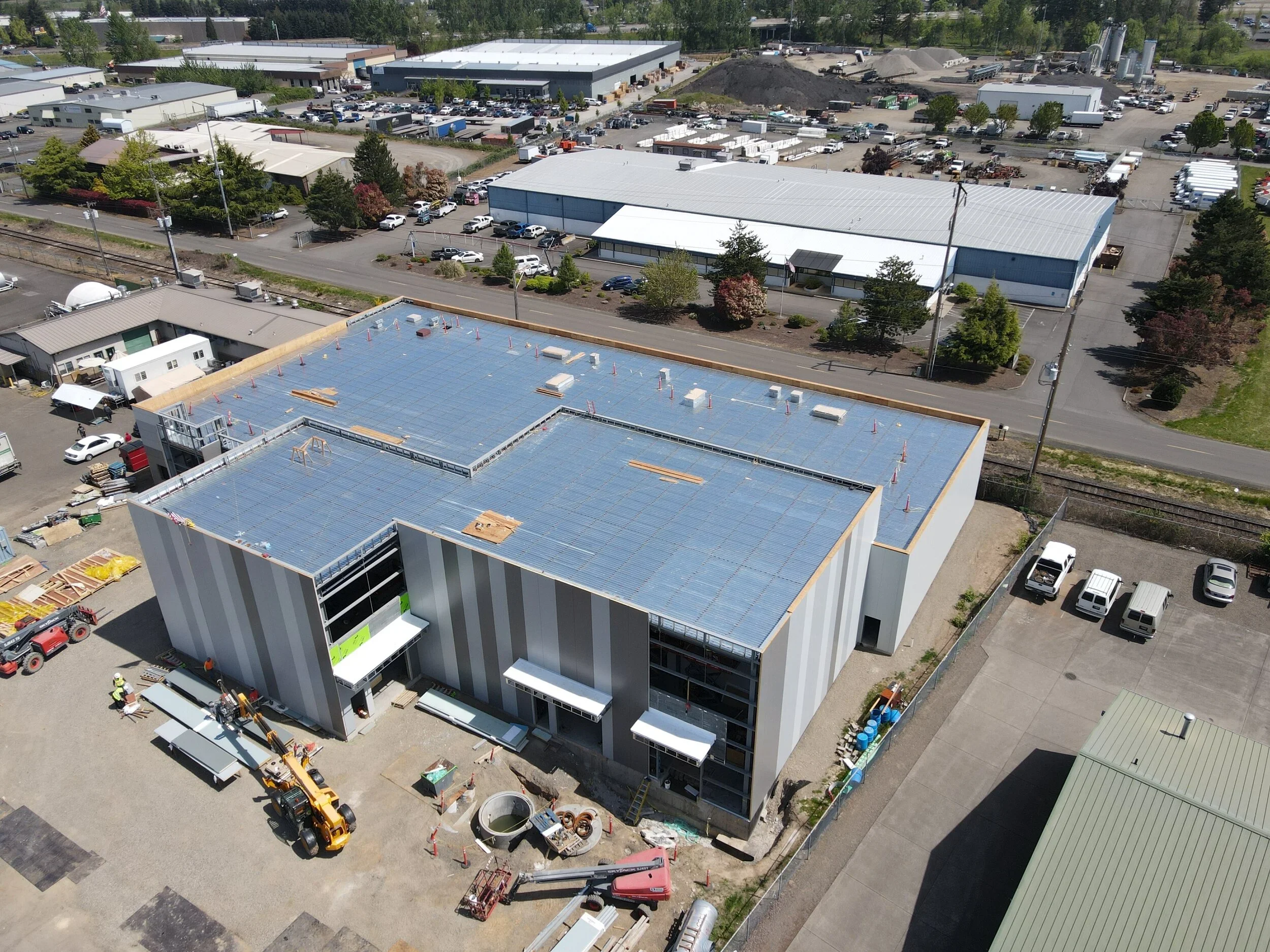  Shinsegae | Salem, OR  Scope of Work: Project Management, Assist project team to connect and communicate. New food manufacturing building at the site located in-between railroad and highway entry.  

Image provided by JHKelly.  Architect: Livermore 