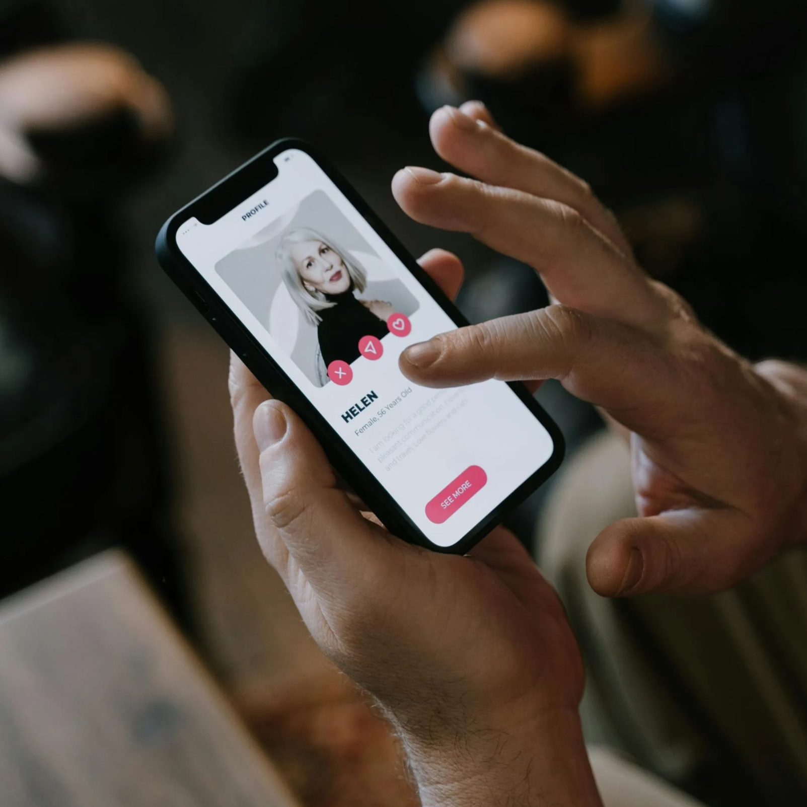 dating+app+w+mans+hands.png