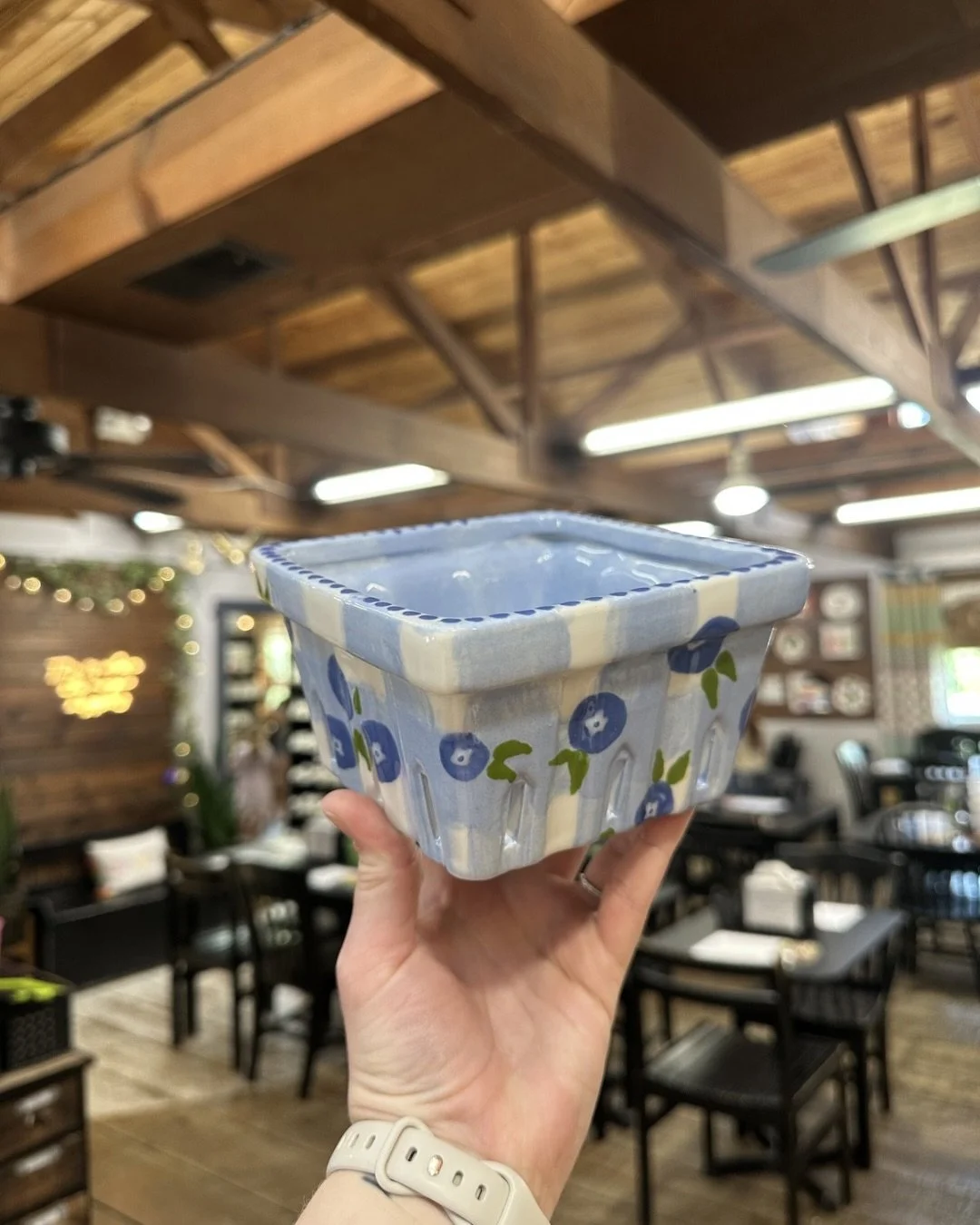 Fun fact: it&rsquo;s scientifically proven that eating berries out of a basket you painted yourself makes them taste 1000x better 

#berrybasket #paintingpottery #potteryideas #pyop