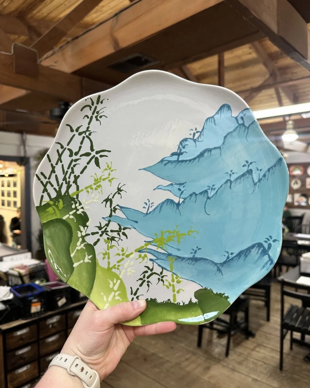 These two cake stands are STUNNING! We can&rsquo;t stop thinking about them since they came out of the kiln 😍

#cakestand #potteryideas #potteryplates #paintingplates #pyop
