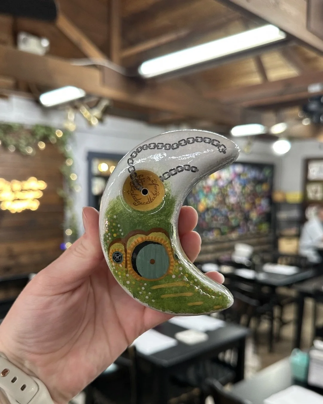 Everyone stop and take a second to appreciate this unbelievable Hobbit inspired moon pipe painted by an insanely talented customer 😍

The detail? The shading? The small designs painted on a curved surface?!? Truly unbelievable! 

#potterypainting #t