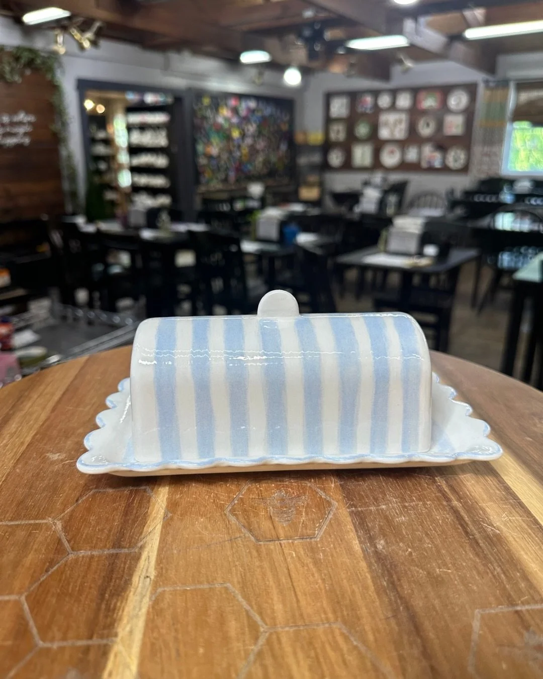 Proof that all you only need to know how to paint stripes to make a beautiful piece of pottery (and honestly, we have tape for stripes, so you really only need to pick out your colors) 🎨👩&zwj;🎨

These pieces take such a simple concept and make it 