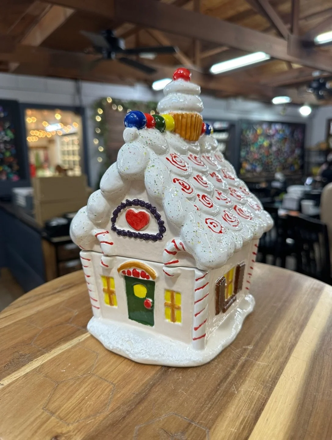 This whimsical gingerbread cookie jar is INCREDIBLE! We have tons of new Christmas/winter pottery pieces to paint, and we&rsquo;re about to flip the studio into a Christmas wonderland 🎄🎨❄️ so now is the perfect time to start painting your Christmas