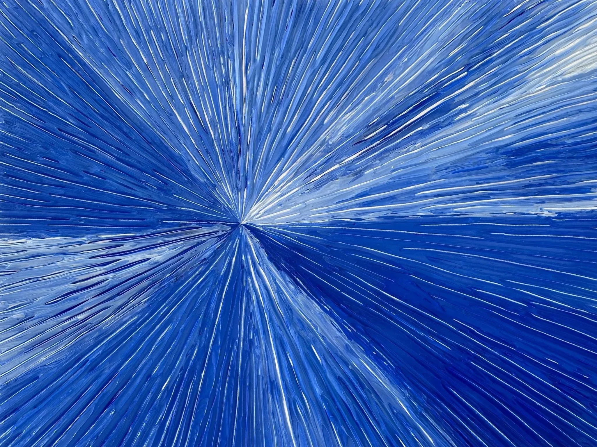 Eine nähere Aufnahme eines Teils eines blauen Kunstwerks der Künstlerin hinter IDP Art.