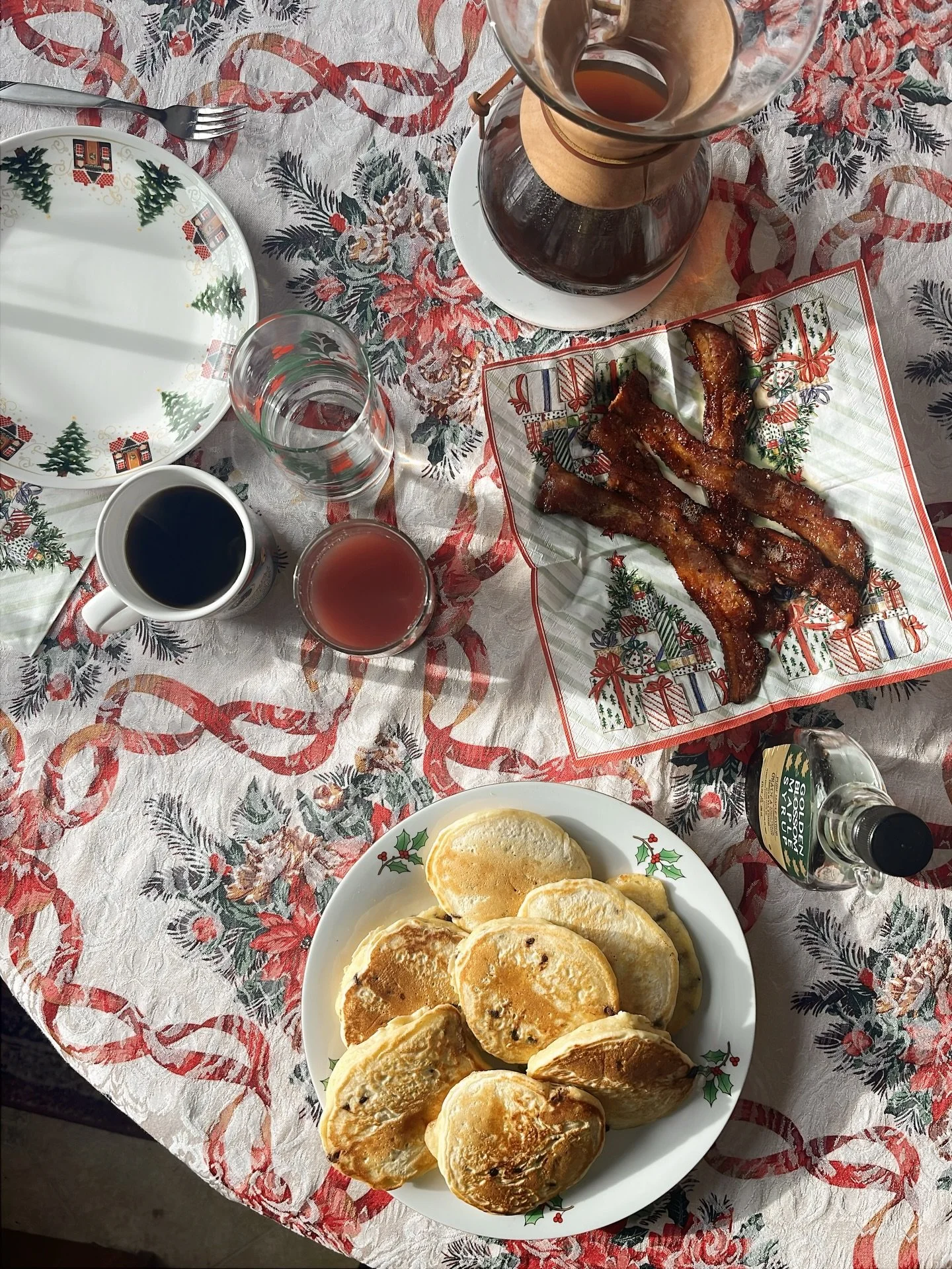 A morning of slowing down.

See the sun through the windows.
Listen to the music singing through the record player.
Take time to sit in the quiet.
Create moments of gratitude.
It&rsquo;s a season of joy &amp; cheer.
Slowness is invited.