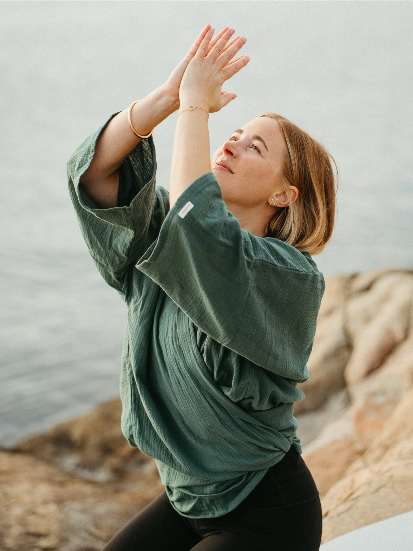 Godmorgon m&aring;ndag!! H&auml;r kommer &auml;nnu en sneakpeak fr&aring;n en av f&ouml;rra veckans fotograferingar🥹 Hur magiskt blev inte ljuset och hur vacker &auml;r inte @kims.yoga ?🥹😍 

Denna veckan sitter jag mycket med olika post-produktion