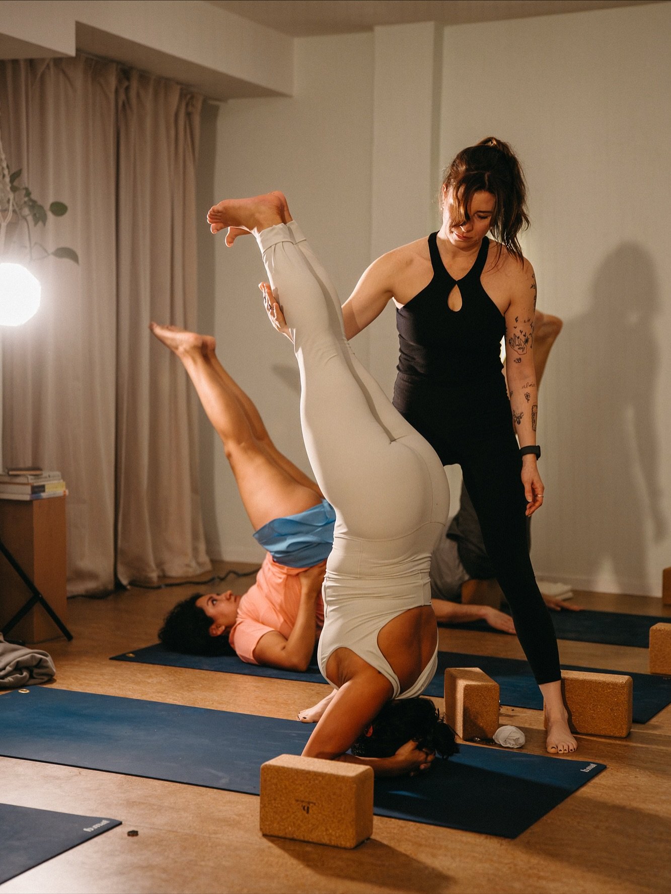 En sneakpeak fr&aring;n i tisdags d&aring; jag var p&aring; @aniceplaceyoga och f&aring;ngade community och yoga genom b&aring;de foto och film under en yogaklass😍🥹 

#fotograf #yogafotograf #fotografg&ouml;teborg #foto #f&ouml;retagsfotograf
