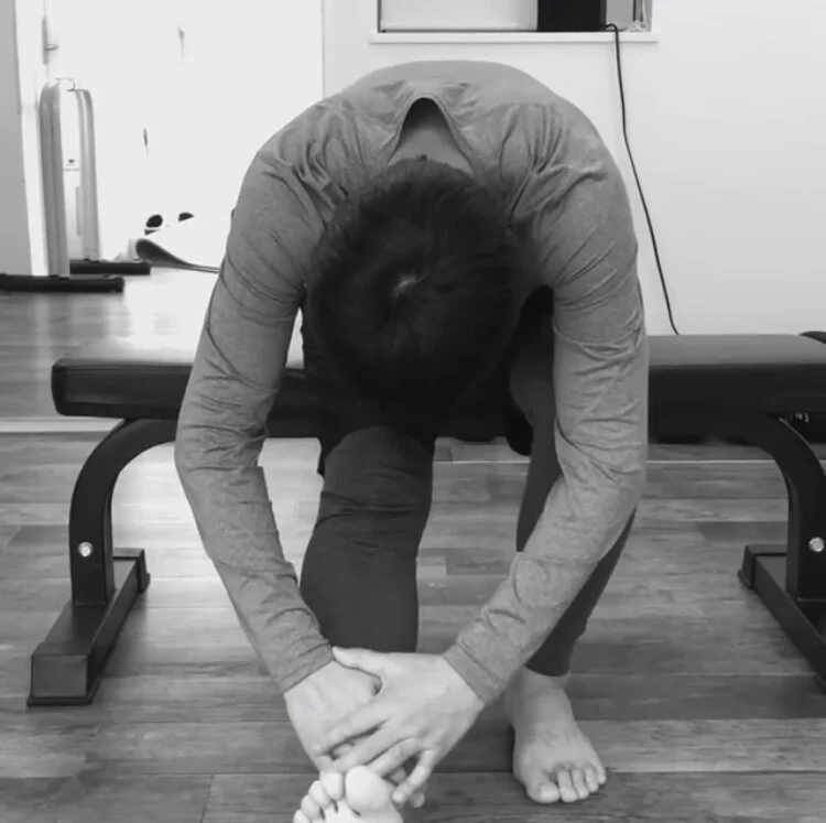 【椅子に座ったままでOK！】シニアの方でも毎日できる脚裏のストレッチ