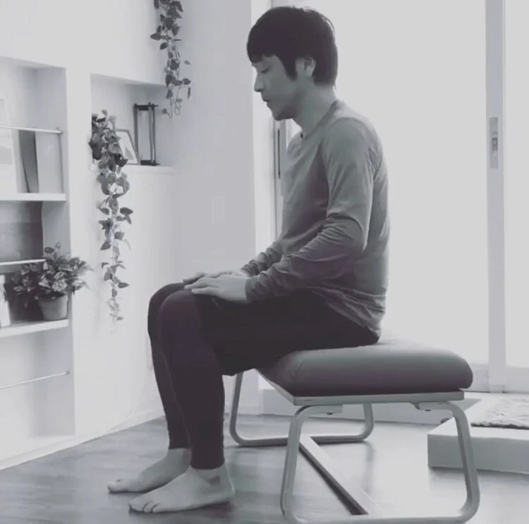 つま先と膝を正面に向けて椅子に腰を掛けます。