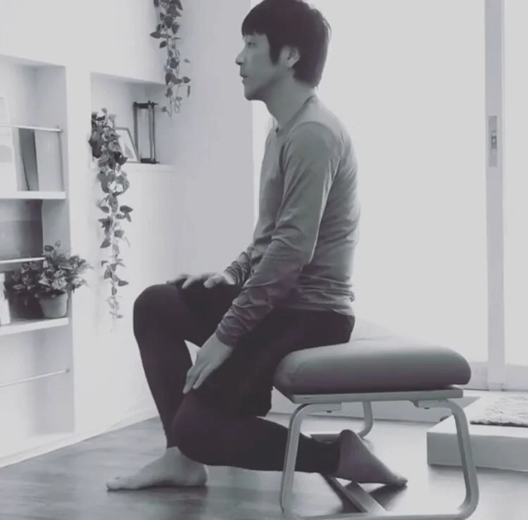 膝が内側に寄らないよう、片足を椅子の下に入れます。