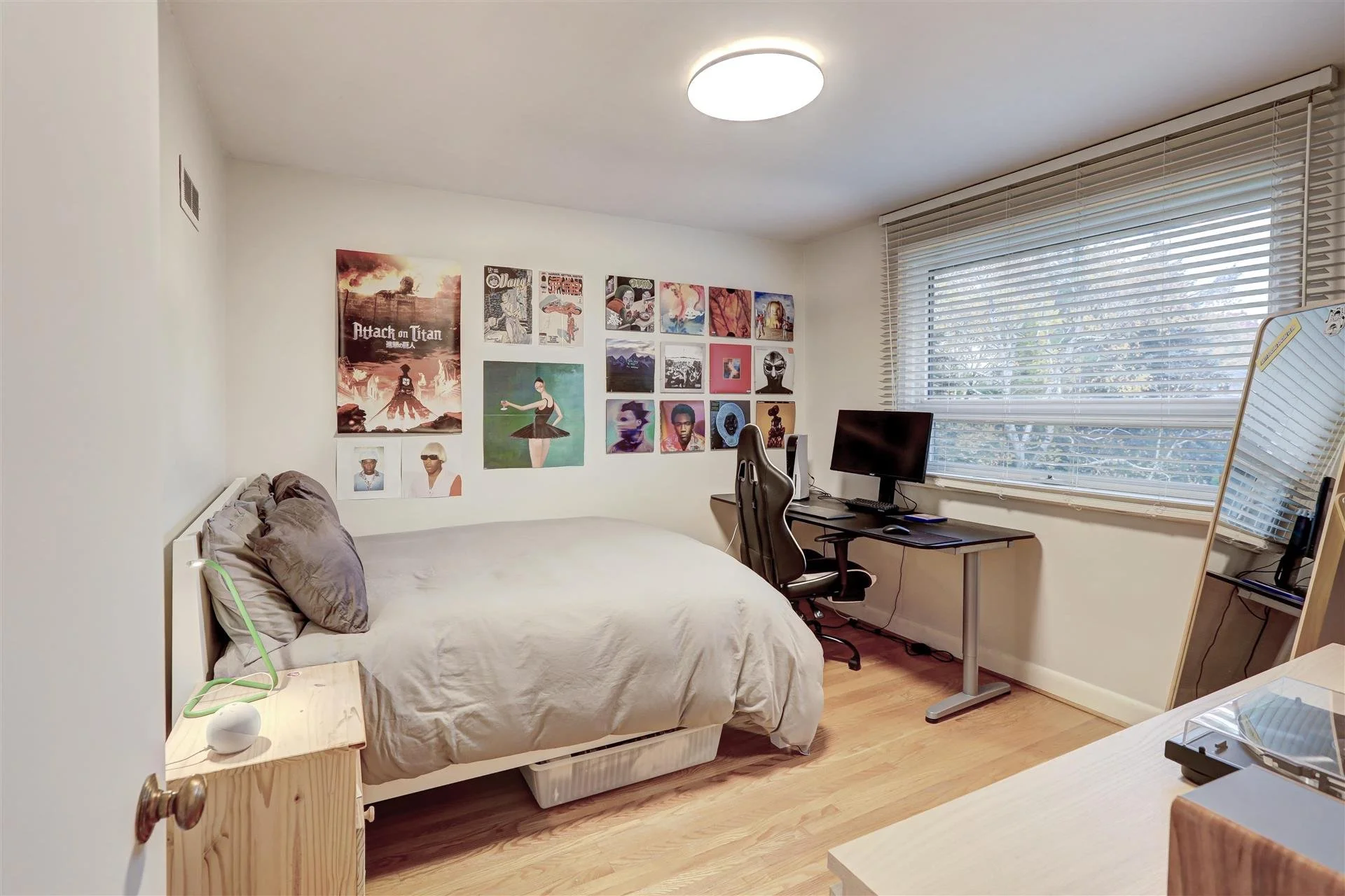 20-Bedroom2_1.jpg