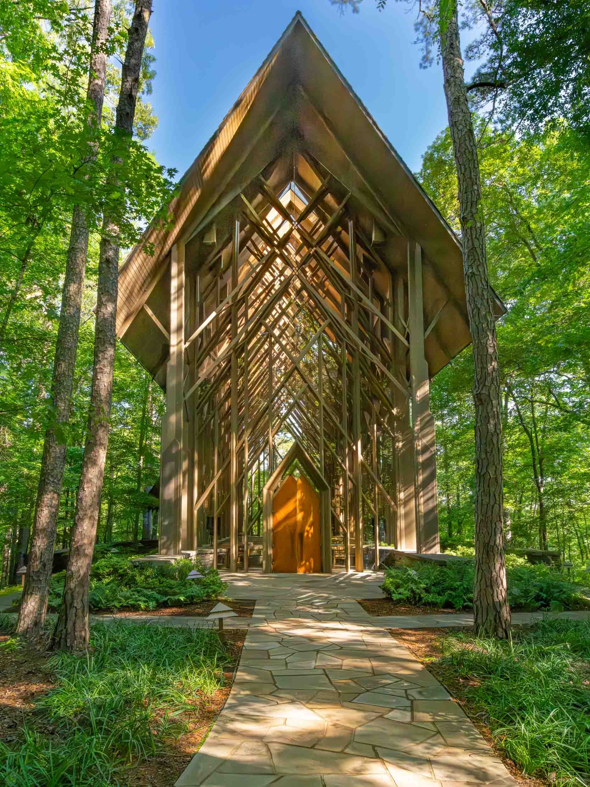 This stunning structure is renowned for its organic architecture, which connects it to its natural, wooded environment, allowing it to blend seamlessly with the surrounding forest.