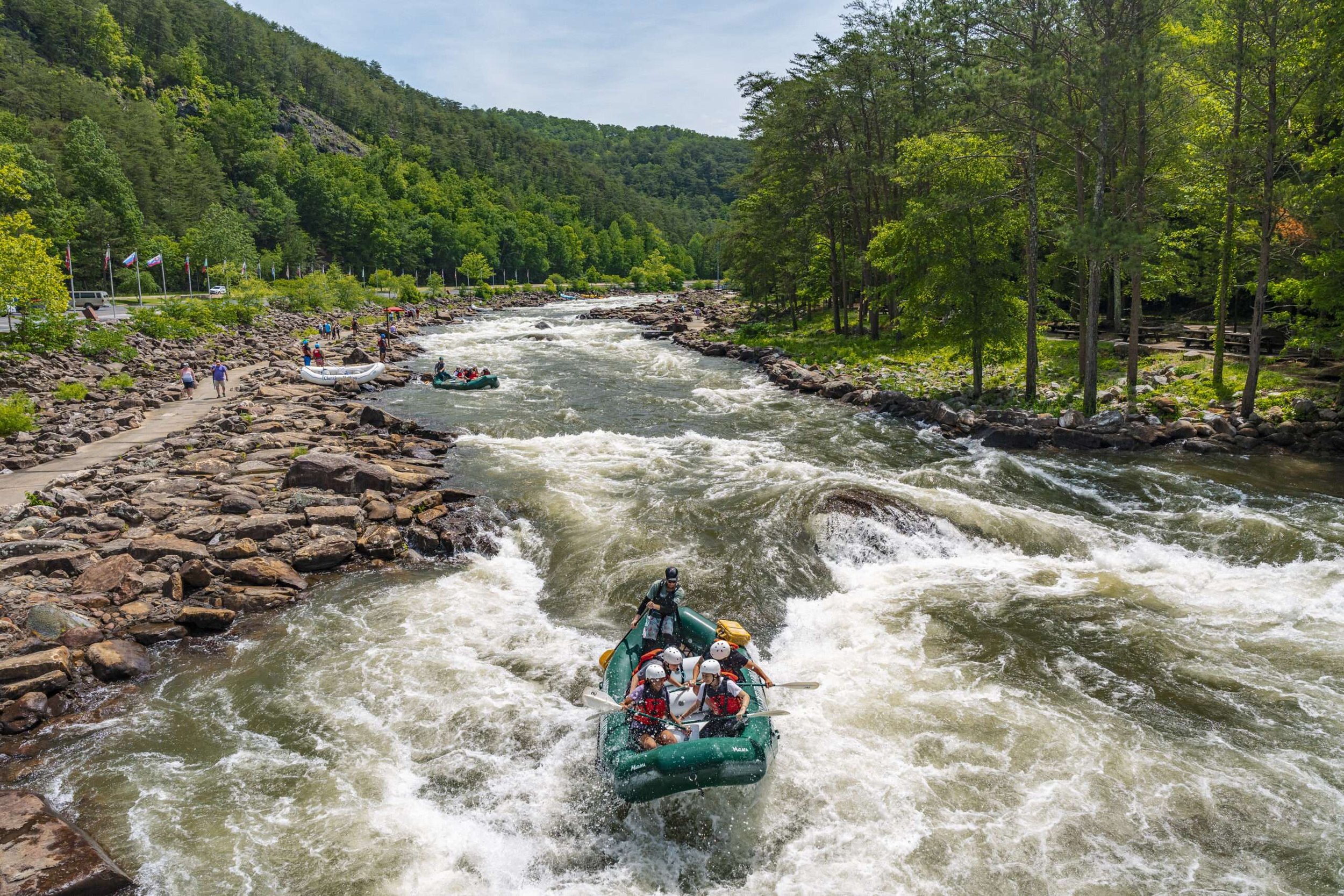 The Ocoee tumbles over rocky ledges beneath wooded mountain slopes, carrying rafters through waves and swirling whitewater. Planning your first trip? Start with Adventures Unlimited’s beginner’s guide to Ocoee River rafting.