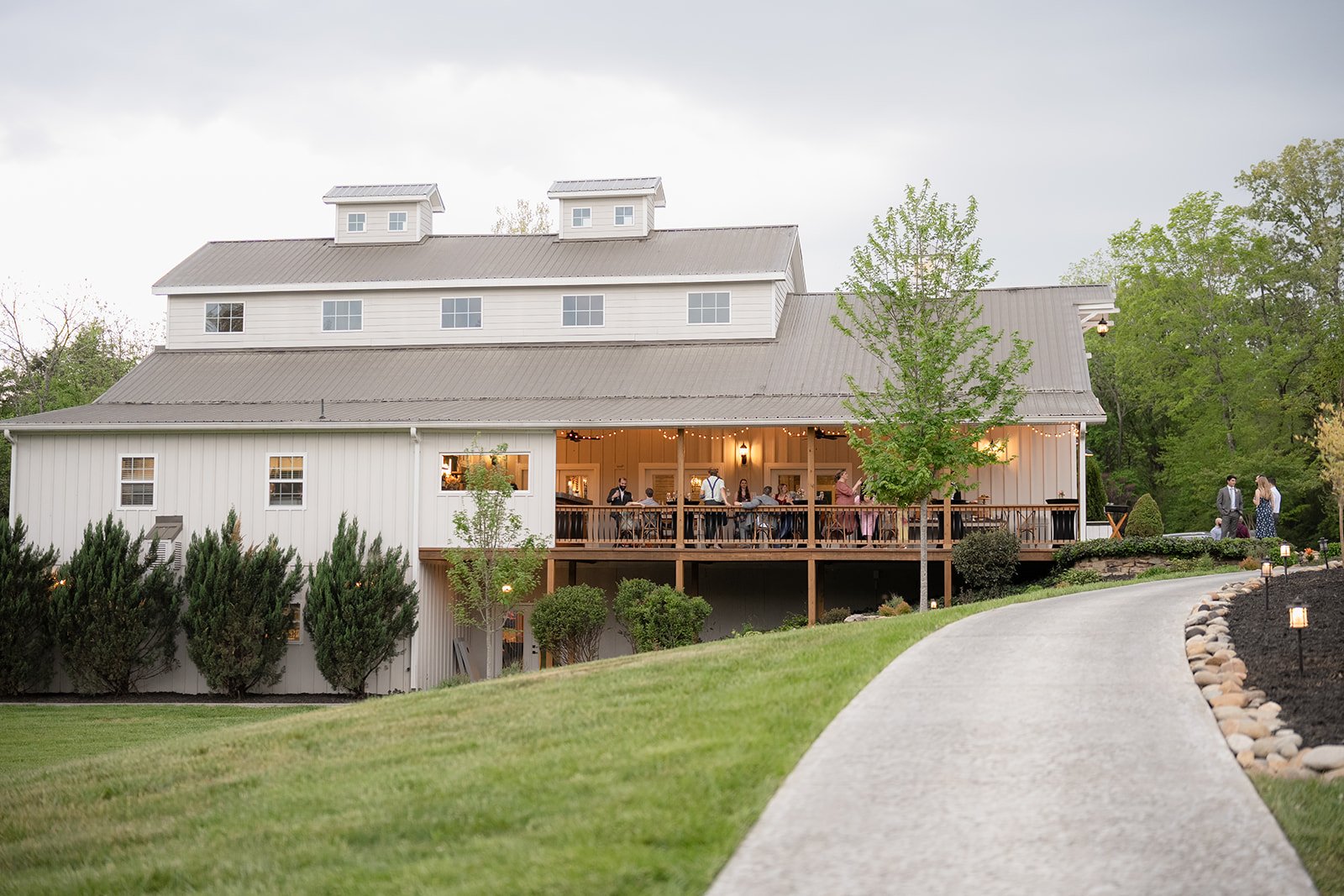ramble-creek-wedding-venue-exterior-cocktail-hour.jpg
