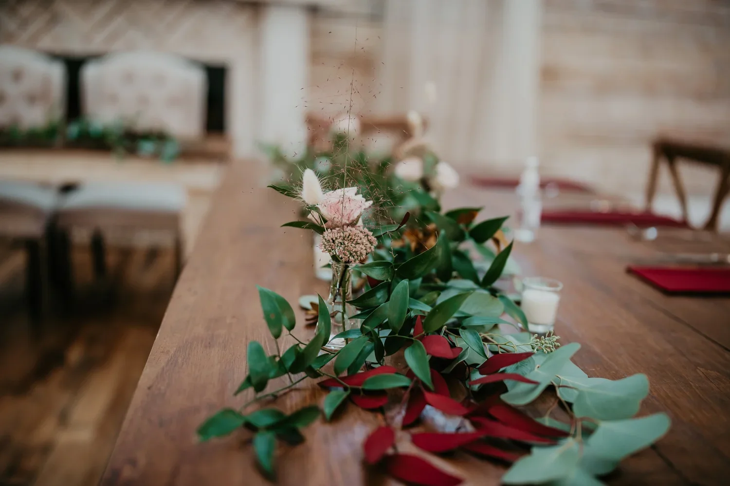 single-flower-runner-wedding-table.webp