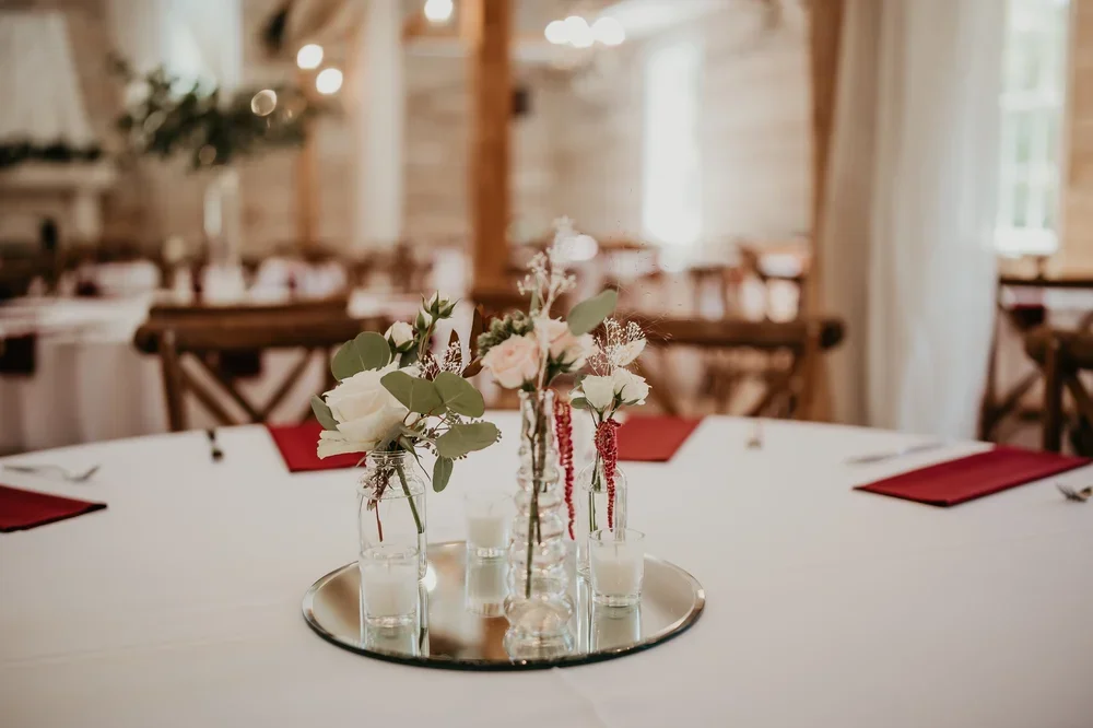minimalist-flower-centerpiece.webp