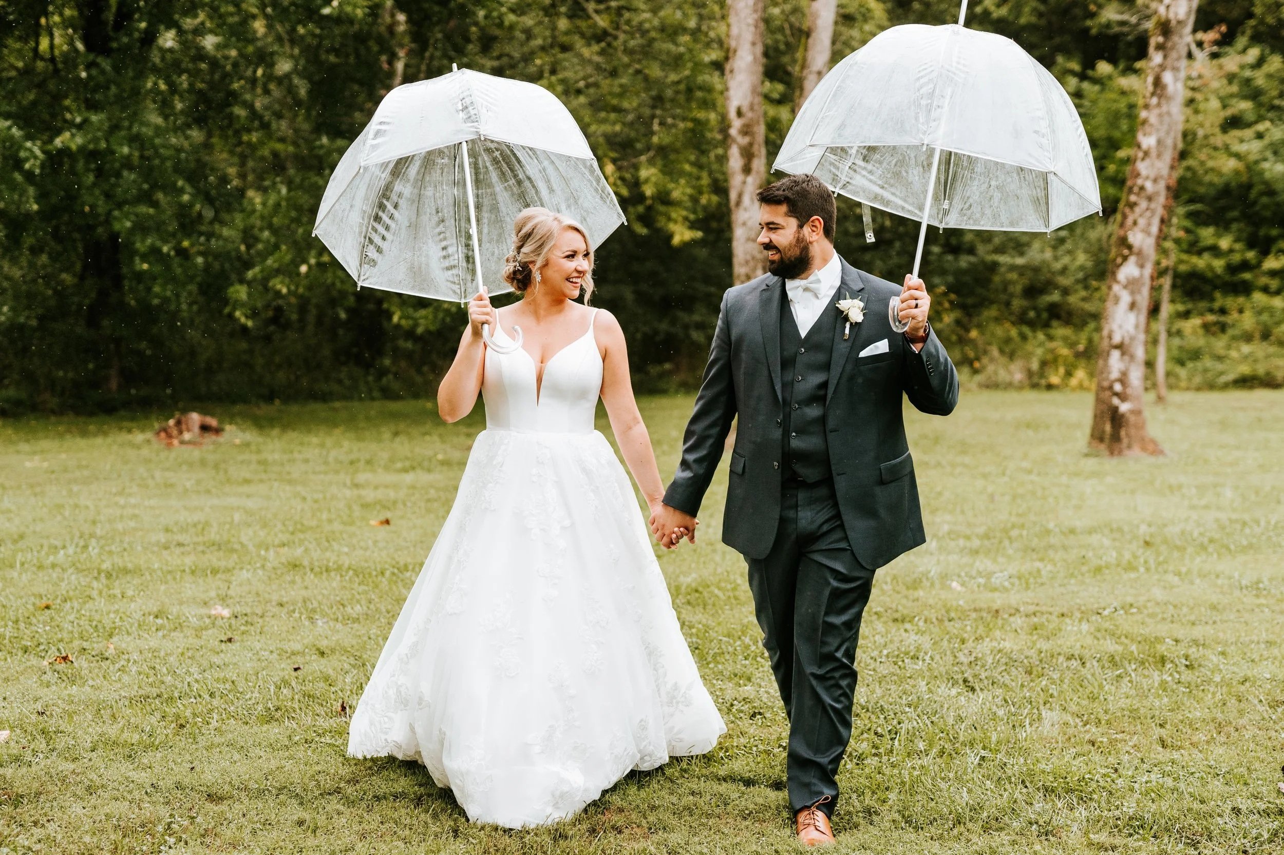 ramble-creek-rainy-day-umbrella-wedding-photos-tennessee.jpg